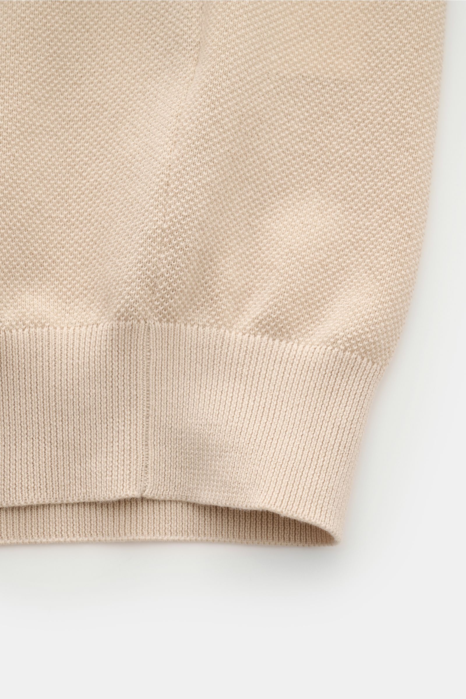 Lardini Kurzarm-Strickpolo beige in Slim Fit, reine Baumwolle mit feiner Piqué-Struktur und flexiblem Rippbündchen, Detailansicht Saum.