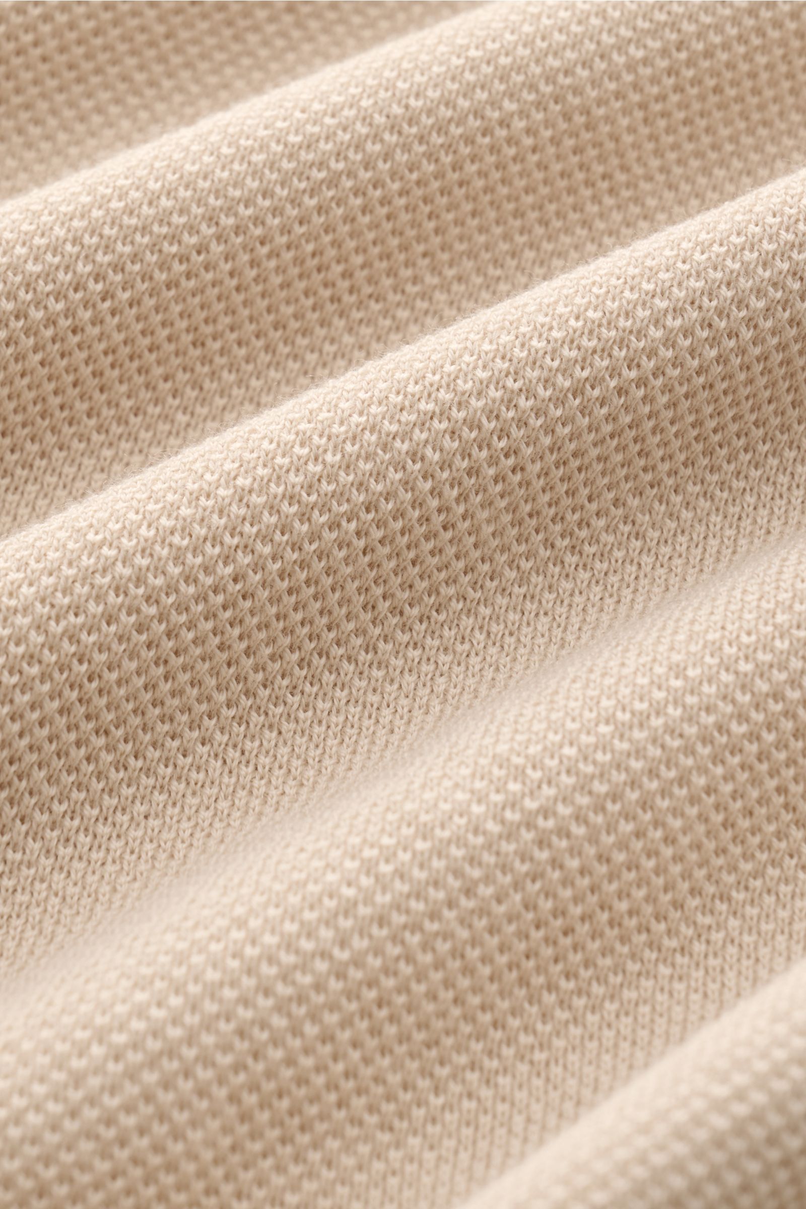 Nahaufnahme des feinen Piqué-Strickmusters des Lardini Kurzarm-Strickpolo beige aus reiner Baumwolle mit softem Griff.