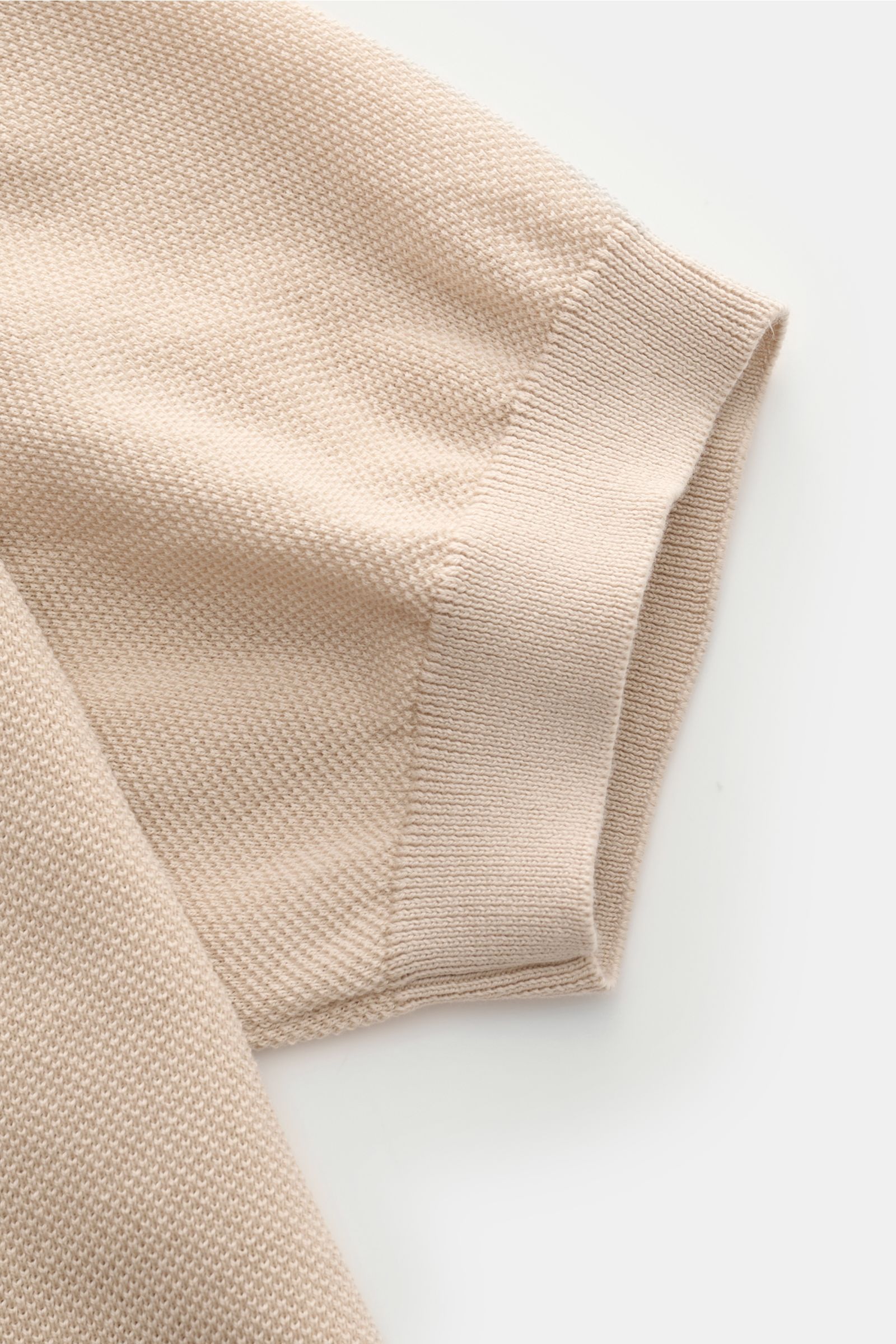 Lardini Kurzarm-Strickpolo beige, Nahaufnahme Ärmel mit feinem Piqué-Strickmuster, softem Griff, Slim Fit, flexiblen Rippbündchen.