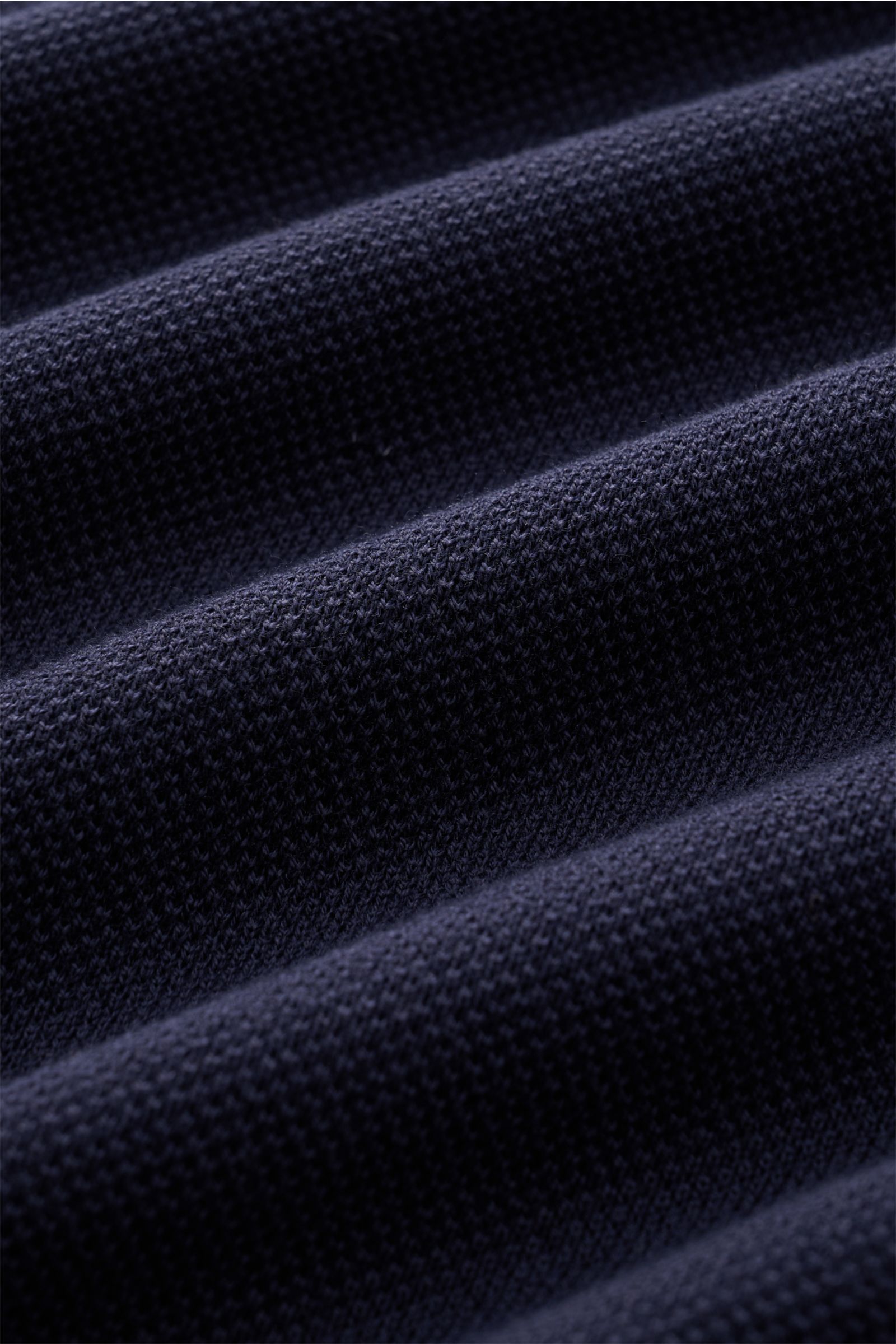 Close-up front view of Lardini Kurzarm-Strickpolo navy showing fine piqué knit texture in soft pure cotton fabric.

Ein Polo, das mehr kann als casual: LARDINI verleiht diesem Kurzarm-Strickpolo aus reiner Baumwolle mit softem Griff und feiner Piqué-St