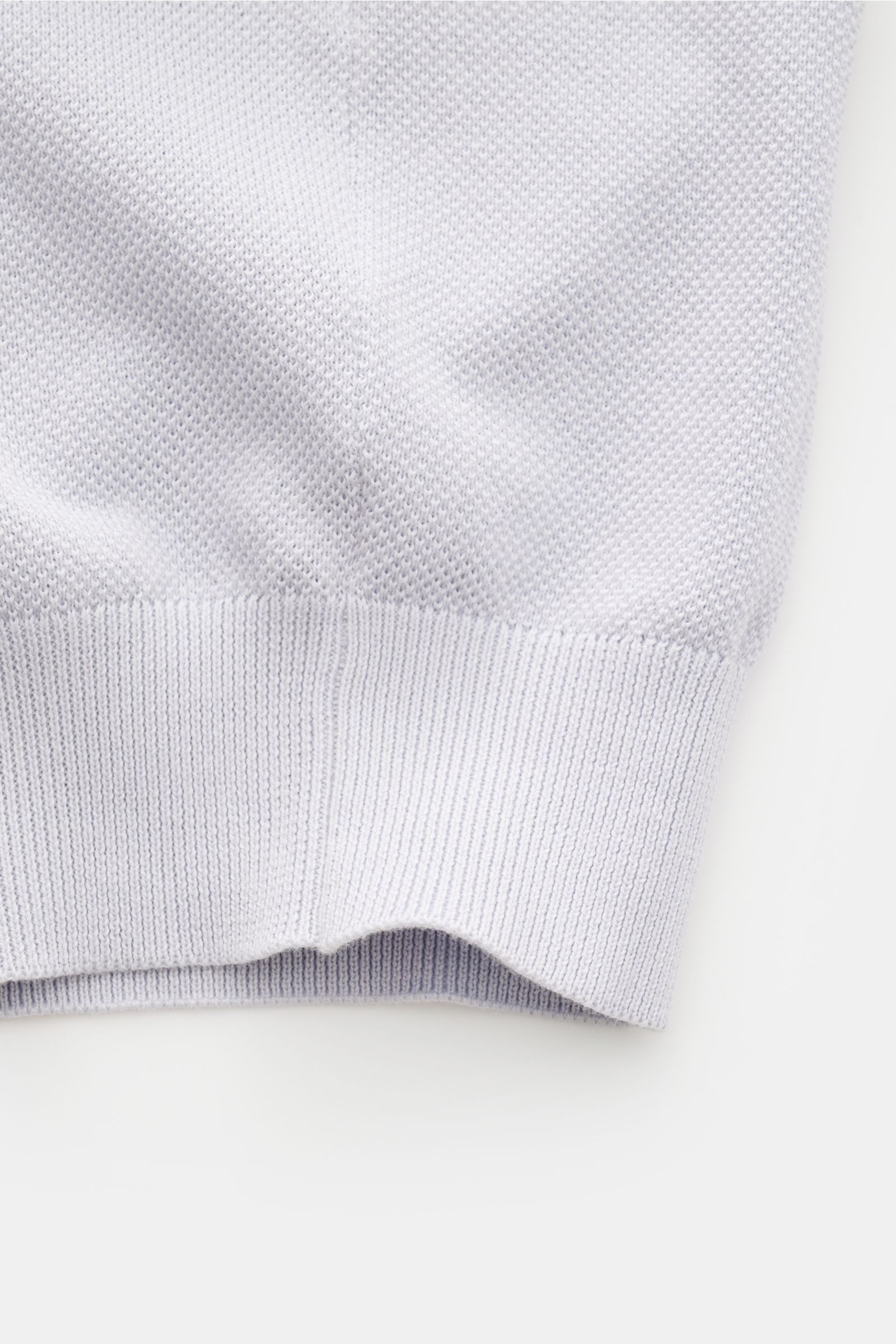 Lardini Kurzarm-Strickpolo rauchblau aus reiner Baumwolle mit feinem Piqué, Slim Fit, Polokragen, Drei-Knopf-Leiste, Rippbündchen, Detailaufnahme.