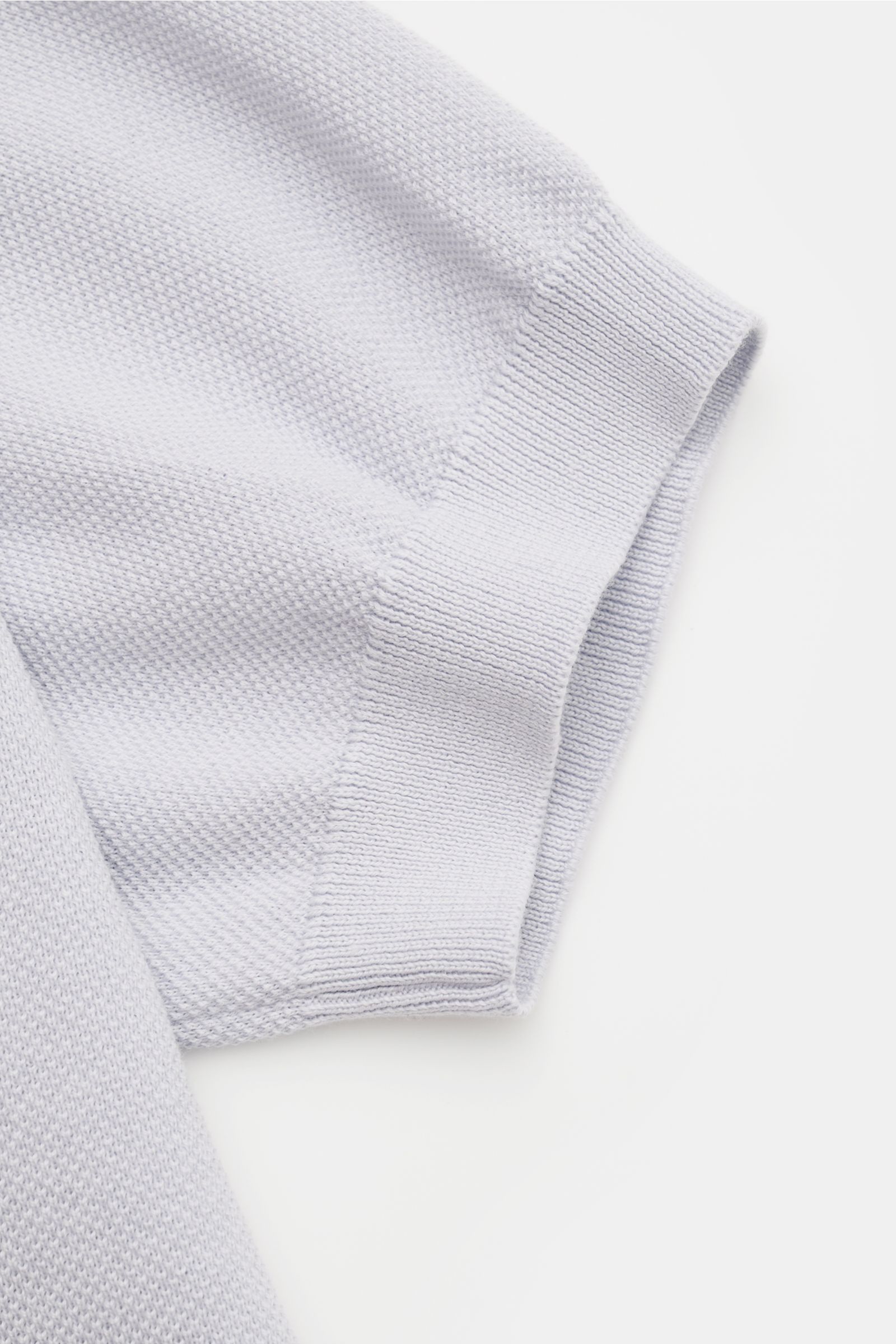 Lardini Kurzarm-Strickpolo rauchblau in Slim Fit, reine Baumwolle, feines Piqué, Polokragen, Drei-Knopf-Leiste, flexible Rippbündchen, Detailansicht Ärmel.