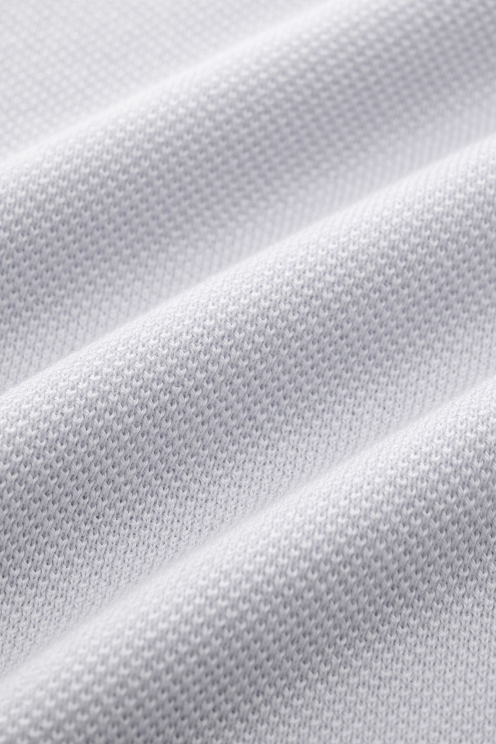 Nahaufnahme des feinen Piqué-Strickmusters des Lardini Kurzarm-Strickpolo rauchblau aus reiner Baumwolle mit softem Griff.