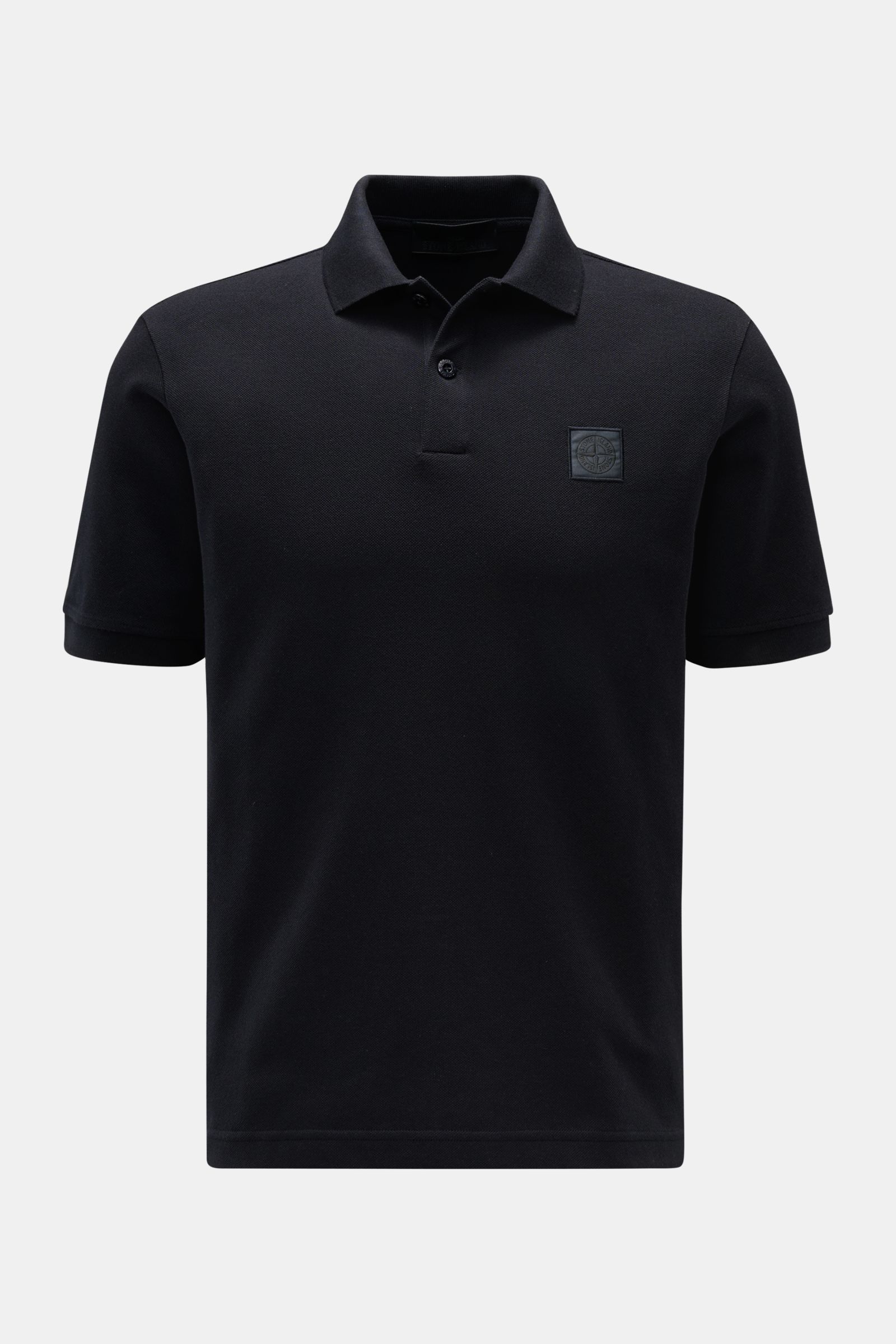 Stone Island Poloshirt 'Ghost Piece' navy, frontal fotografiert, Slim Fit, reine Baumwolle Piqué, Polokragen, Zwei-Knopf-Leiste, tonales Weblabel, seitliche Saumschlitze, hinten verlängert.