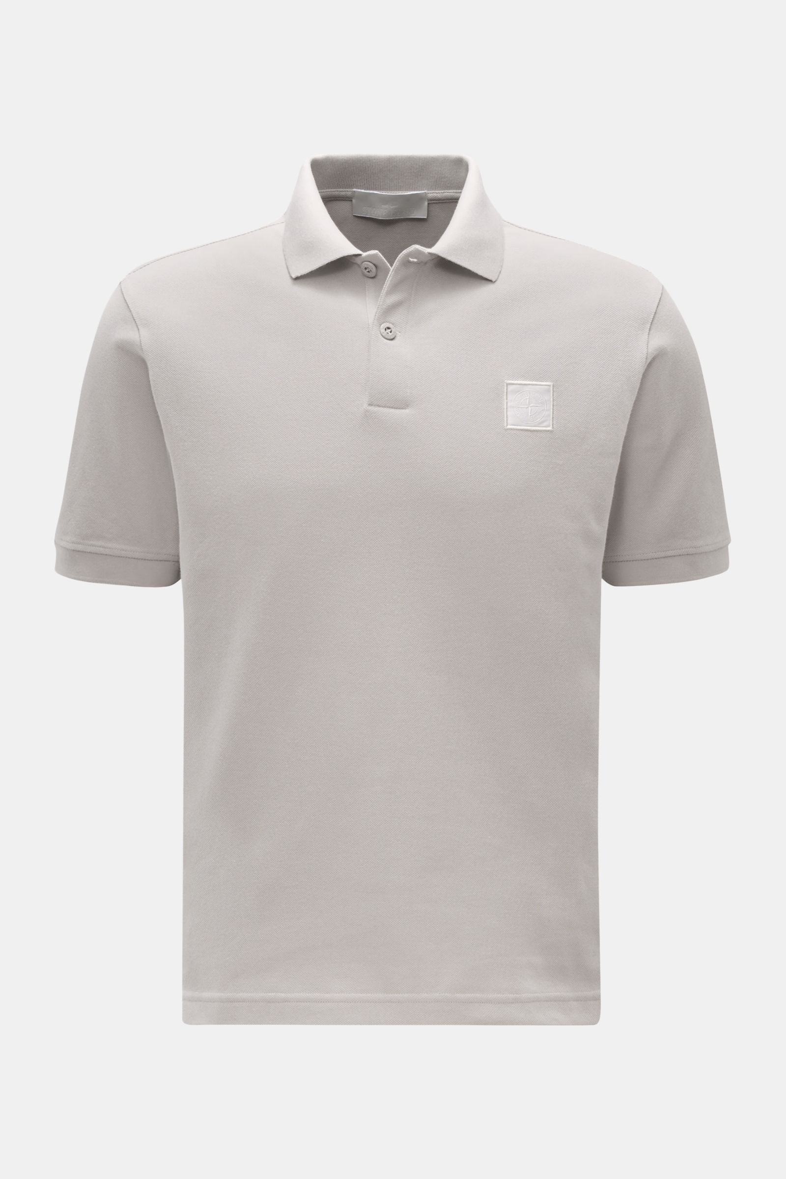 Stone Island Poloshirt 'Ghost Piece' grau, Slim Fit aus reiner Baumwolle, Piqué mit tonalem Weblabel, Polokragen, 2-Knopf-Leiste, Vorderansicht.
