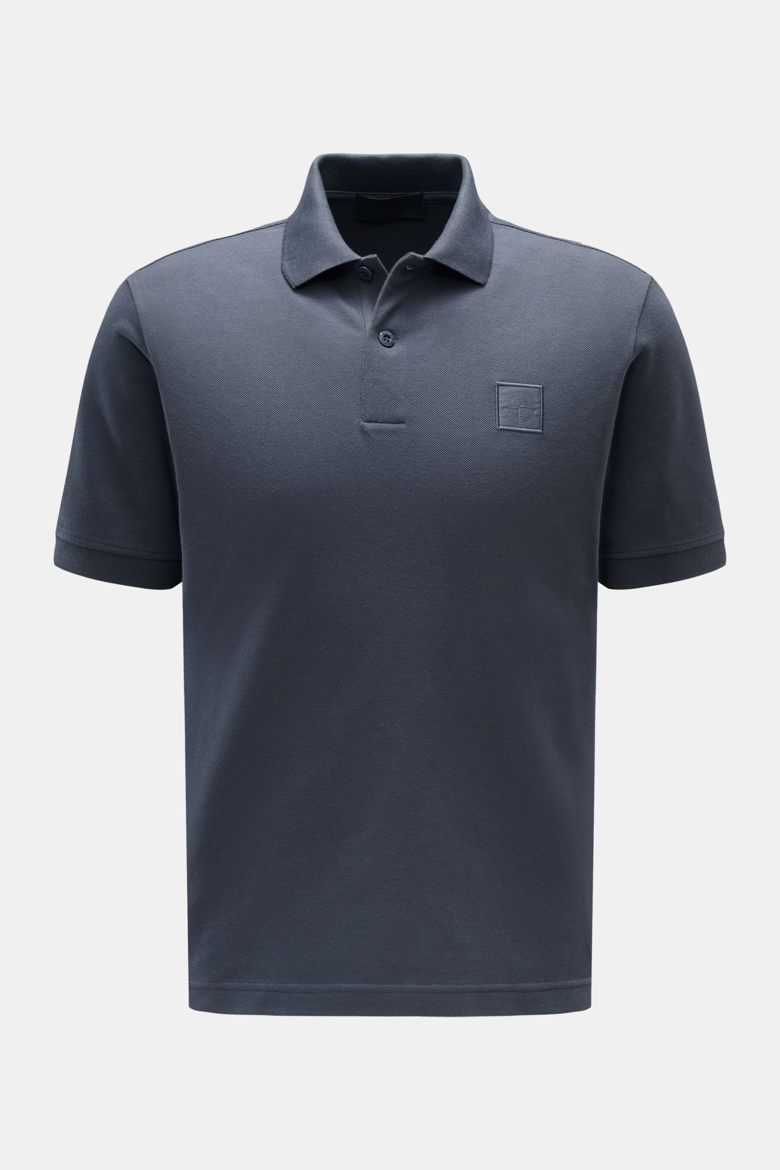 Stone Island Poloshirt 'Ghost Piece' graublau, Slim Fit aus reiner Baumwolle, Piqué-Struktur, Polokragen, 2-Knopf-Leiste, tonales Logo, frontale Ansicht.