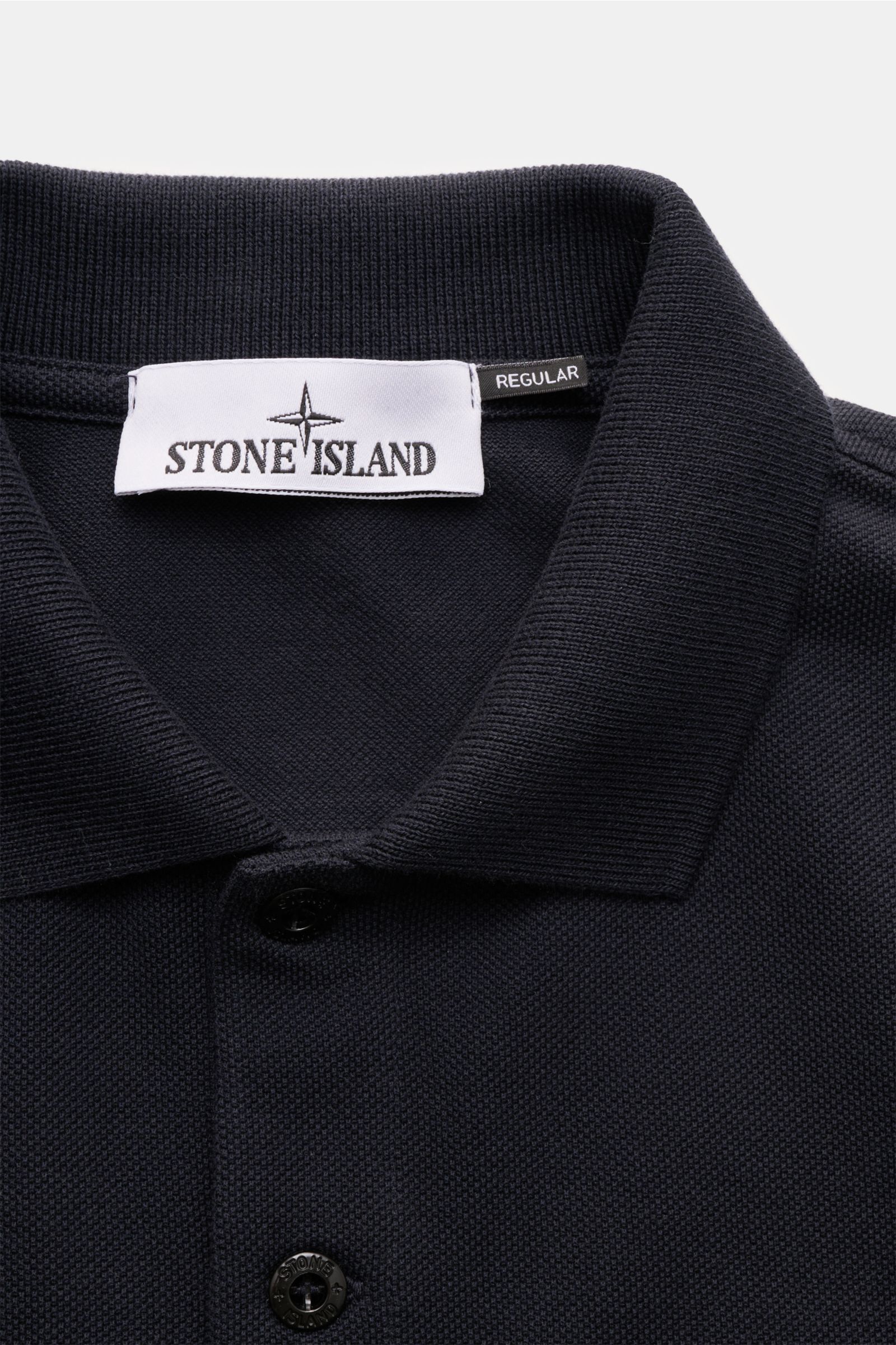 Close-up front view of Stone Island Poloshirt navy in cotton piqué with typical polo collar, smooth button placket, and Stone Island label.

Description: Das klassische Poloshirt ist ein Must-have in der sportiven Herrengarderobe: Aus Baumwoll-Piqué ge