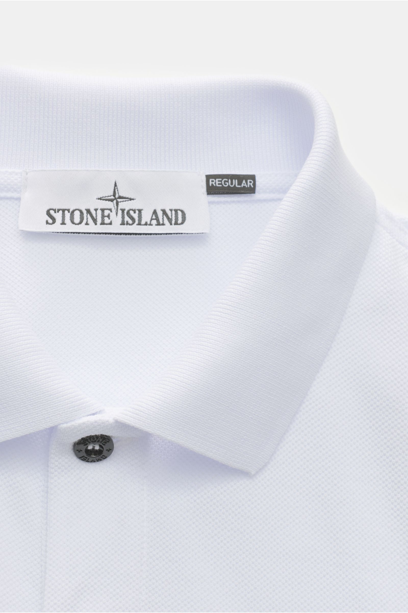 Close-up front view of the Stone Island Poloshirt weiß showing the classic polo collar, smooth button placket, and STONE ISLAND label. The classic polo shirt is a must-have in the sporty men's wardrobe: made from pure cotton piqué, this timeless garment-d
