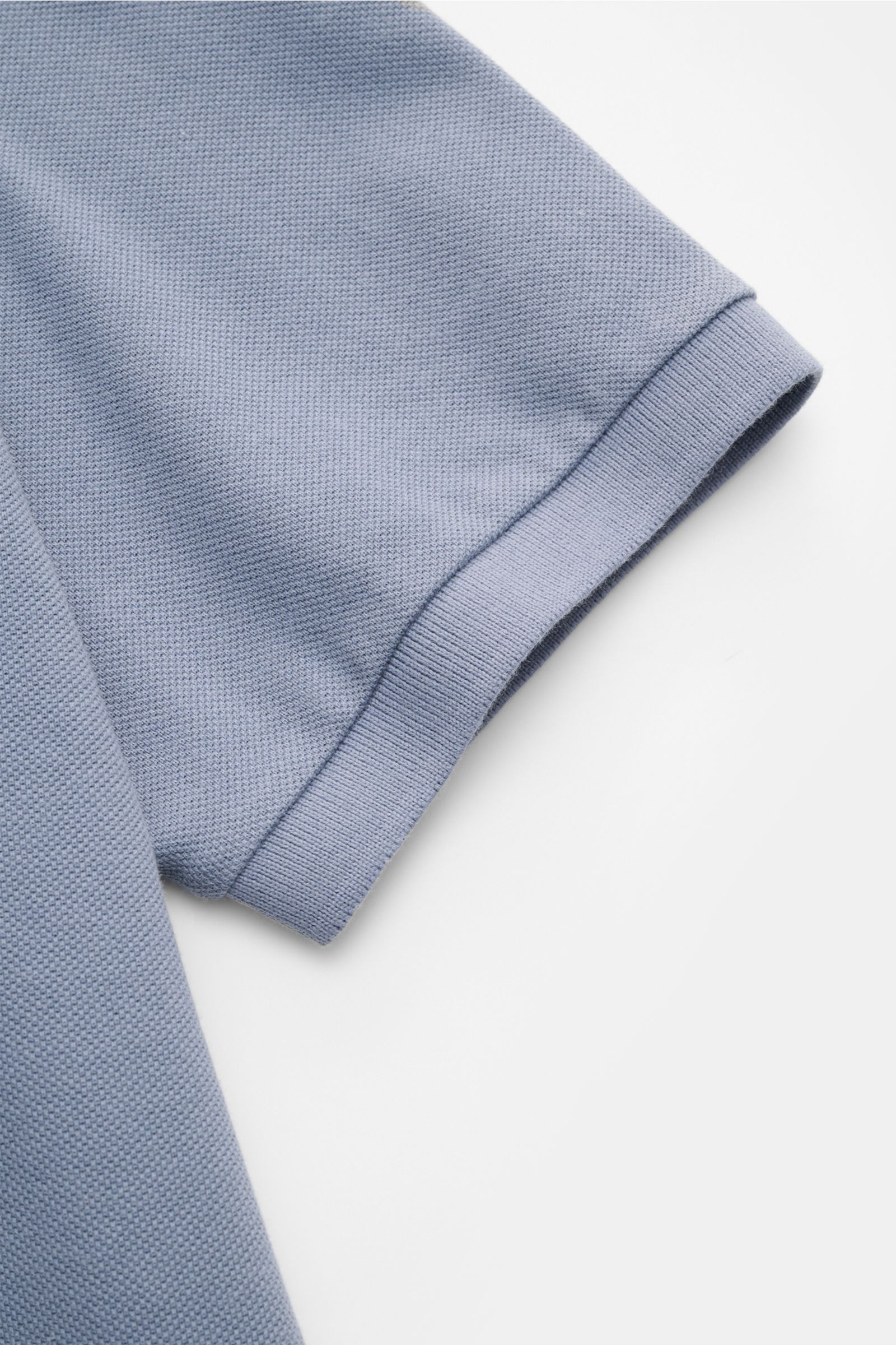 Stone Island Poloshirt rauchblau, Detailansicht des kurzärmligen Baumwoll-Piqué-Stoffs mit flexiblem Ärmelbündchen aus Slim Fit Modell.