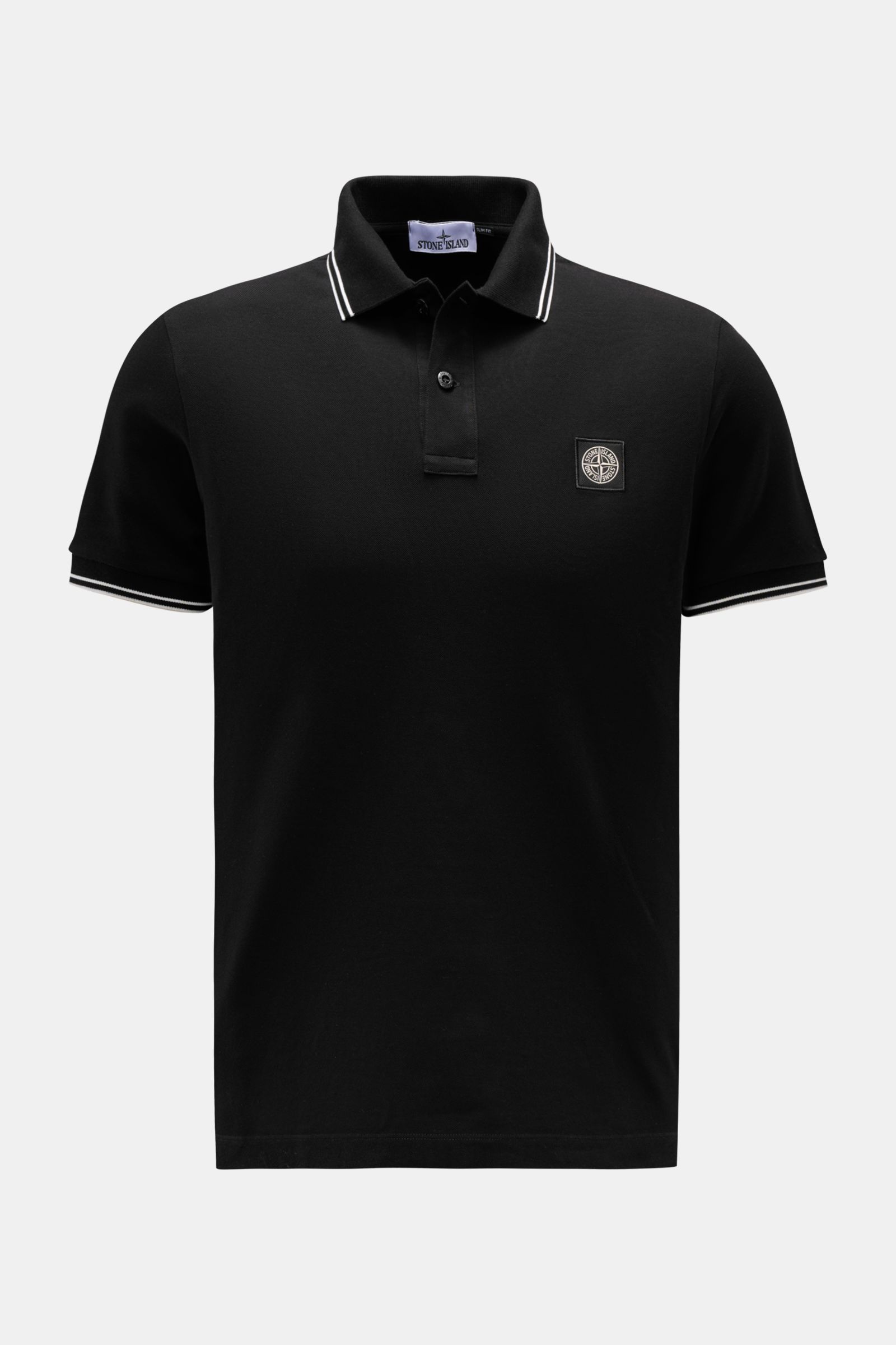 Stone Island Poloshirt schwarz, frontal fotografiert, Slim Fit, elastische Baumwolle, Piqué, Kontraststreifen an Kragen und Ärmeln, Weblabel.