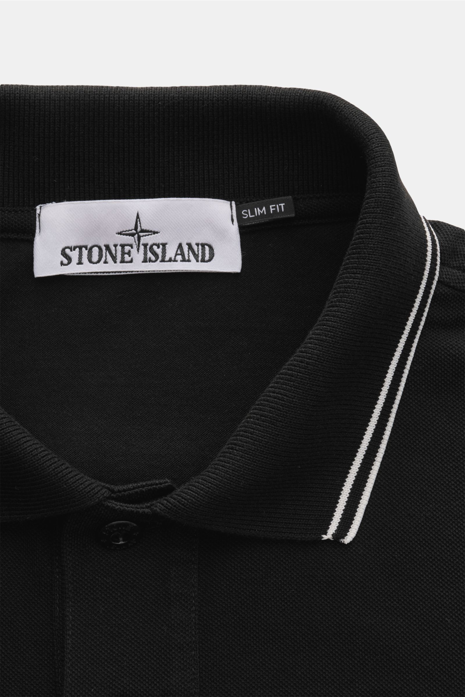Stone Island Poloshirt schwarz in Slim Fit, aus elastischer Baumwolle mit schmalen weißen Kontraststreifen, Nahaufnahme von Kragen und Label.