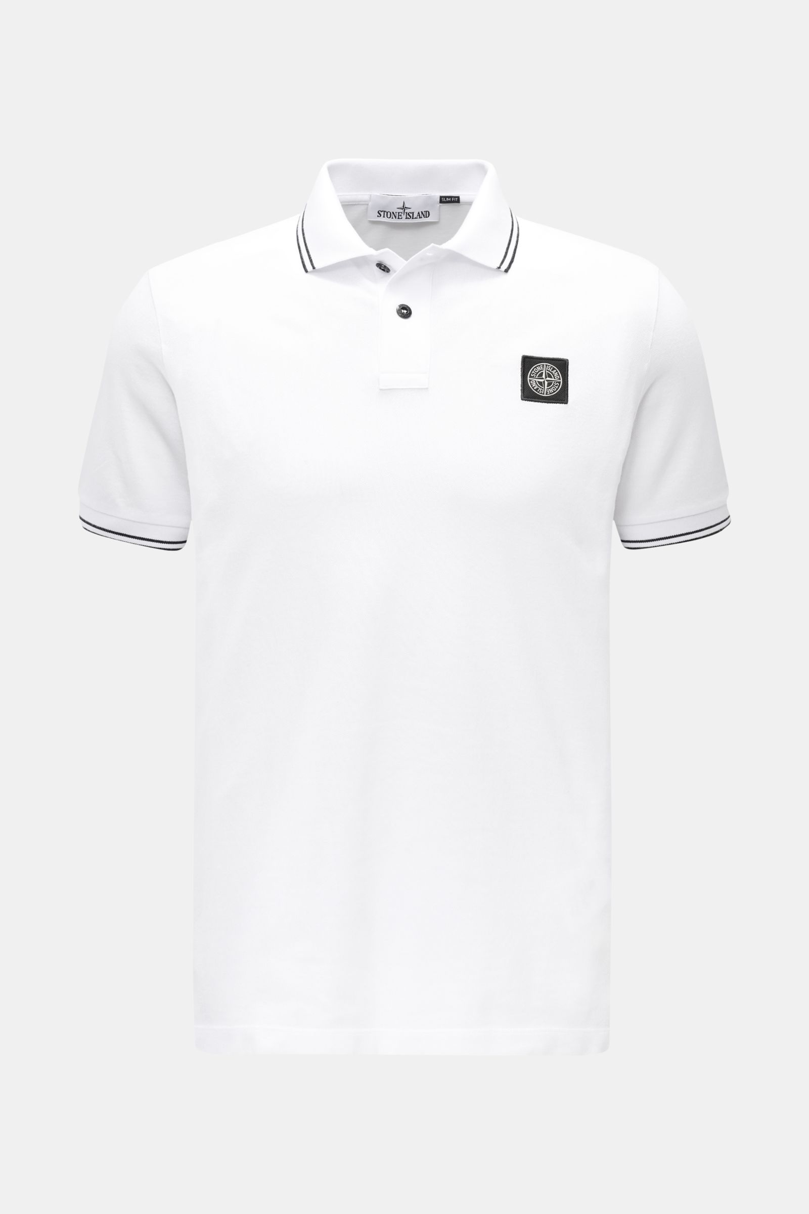 Stone Island Poloshirt weiß, modernes Piqué, Slim Fit, kurze Ärmel, schmale Kontraststreifen, Weblabel, weich, elastisch, frontal fotografiert.