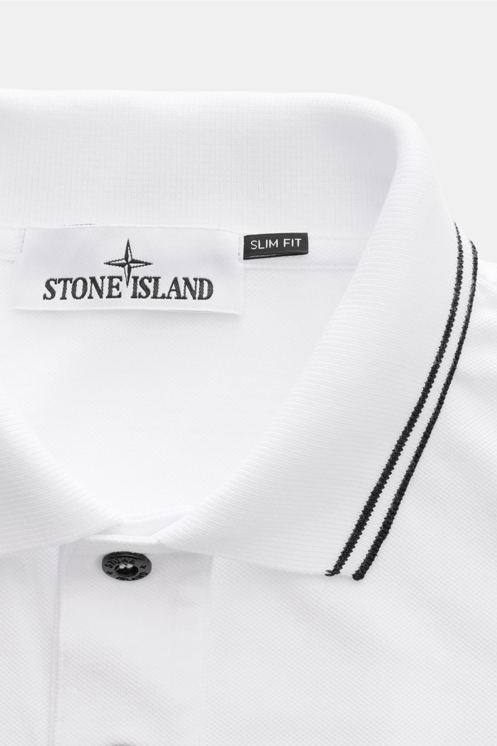 Stone Island Poloshirt weiß, Nahaufnahme von oben, Piqué aus Baumwolle, Slim Fit, schmale schwarze Kontraststreifen am Kragen, Knopfleiste.