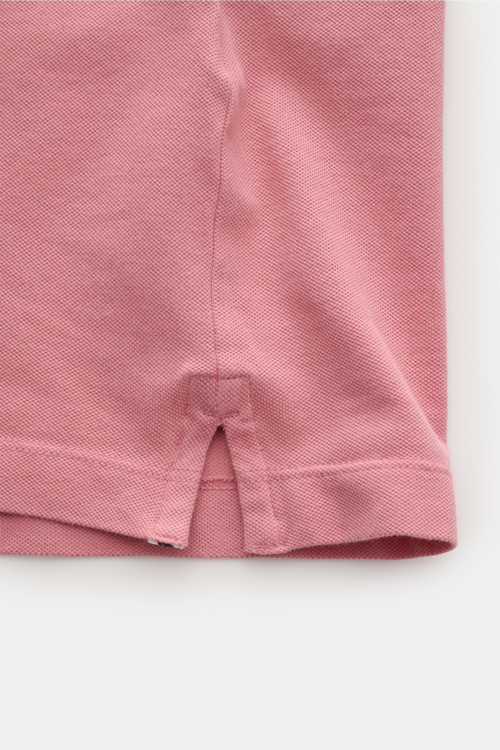 Stone Island Poloshirt rosé, Detailaufnahme vom unteren Saum mit kurzem Schlitz, elastische Baumwolle, Piqué, weicher Griff, Slim Fit.
