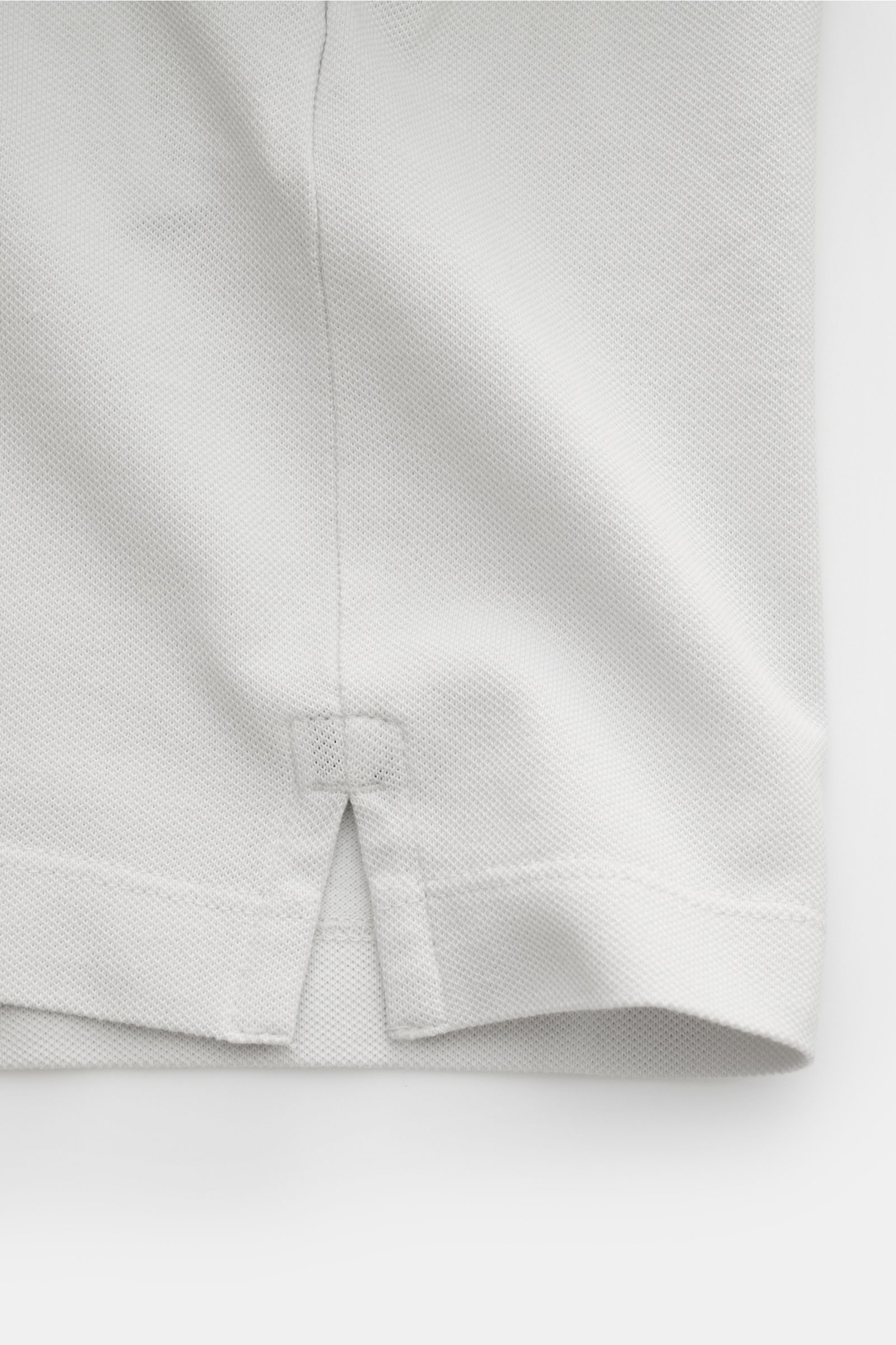 Stone Island Poloshirt sand, Detailaufnahme Saum mit kurzem Schlitz, Piqué aus elastischer Baumwolle, weicher Griff, Slim Fit, schmale Kontraststreifen.