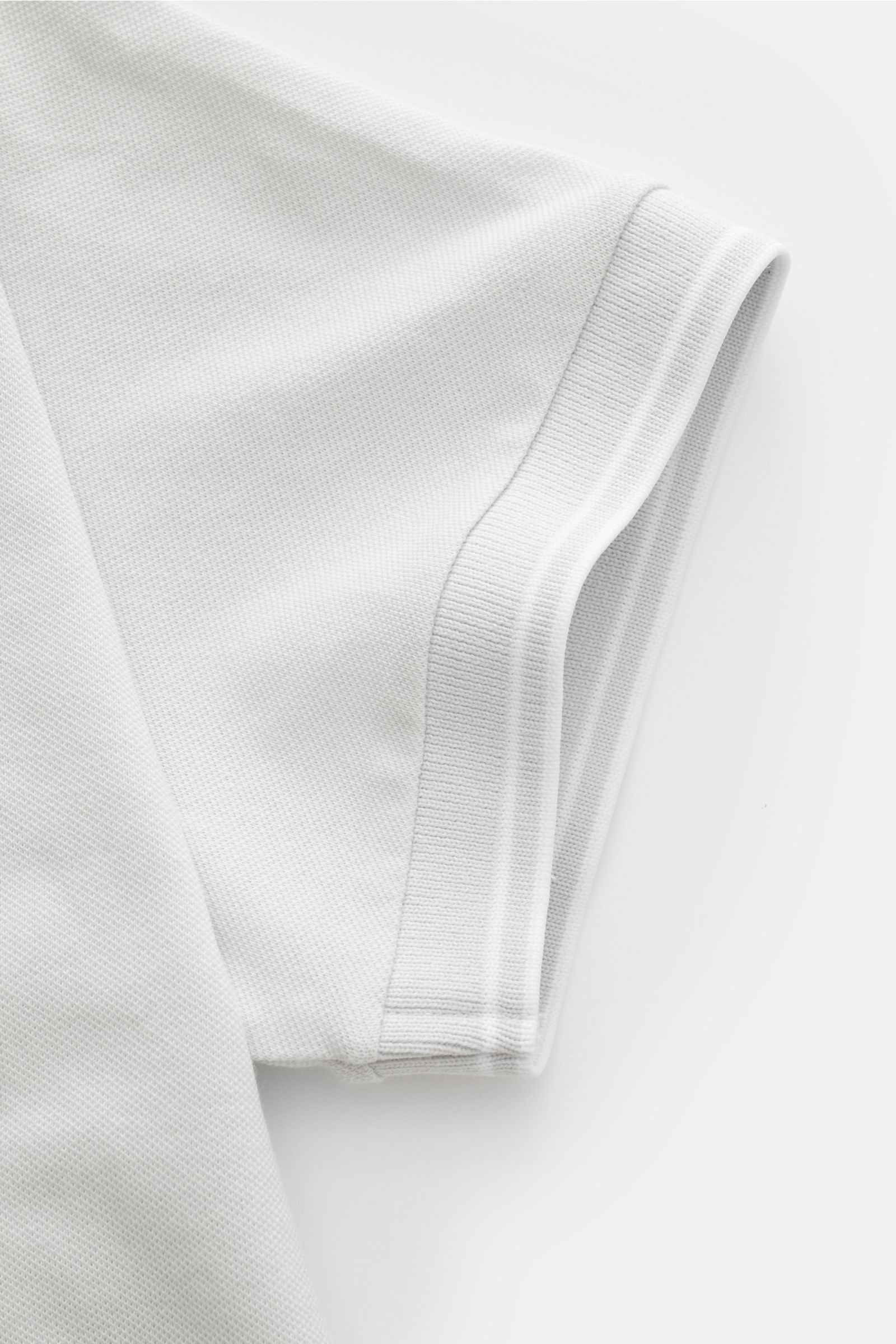 Stone Island Poloshirt sand, Detailansicht des kurzärmeligen Piqué-Stoffs mit elastischem Ärmelbündchen und schmalen Kontraststreifen.