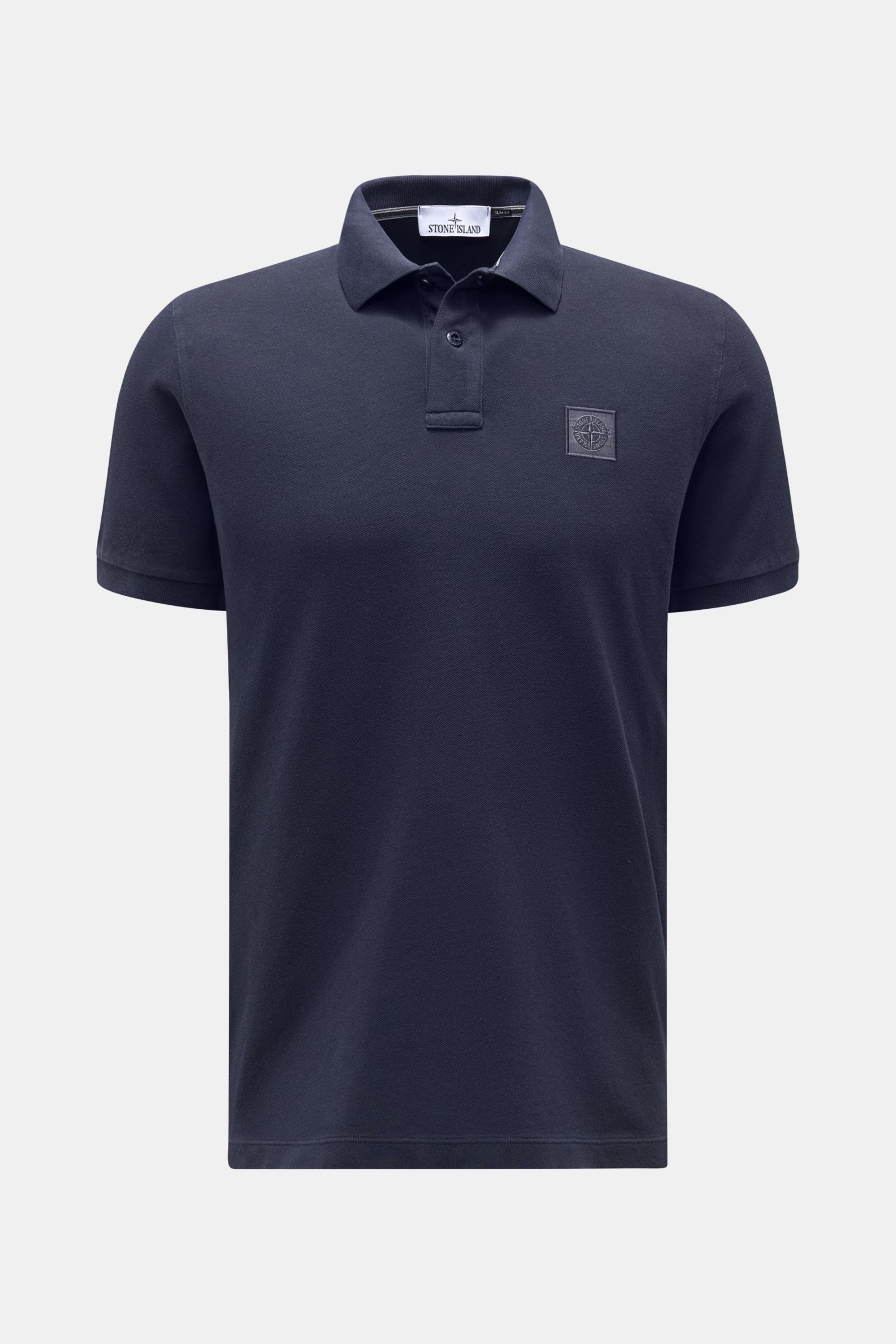 Stone Island Poloshirt navy, frontale Ansicht, Slim Fit aus reiner Baumwolle Piqué mit Polokragen, Zwei-Knopf-Leiste, Weblabel, flexiblen Ärmelbündchen und Saumschlitzen.