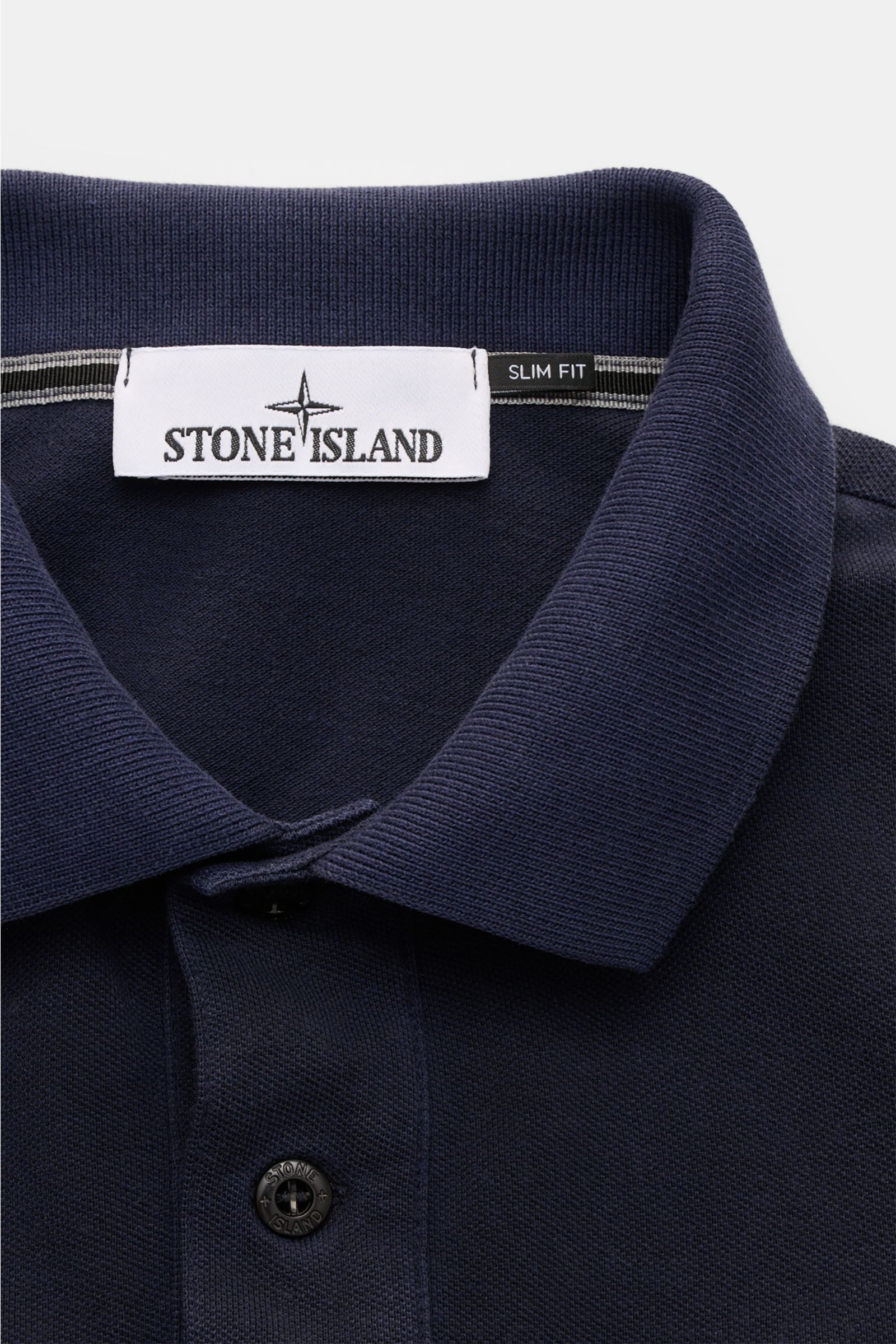Stone Island Poloshirt navy, Slim Fit aus reiner Baumwolle, sportiver Polokragen, glatte Zwei-Knopf-Leiste, Weblabel, flexible Ärmelbündchen, Saumschlitze, Detailaufnahme von oben.