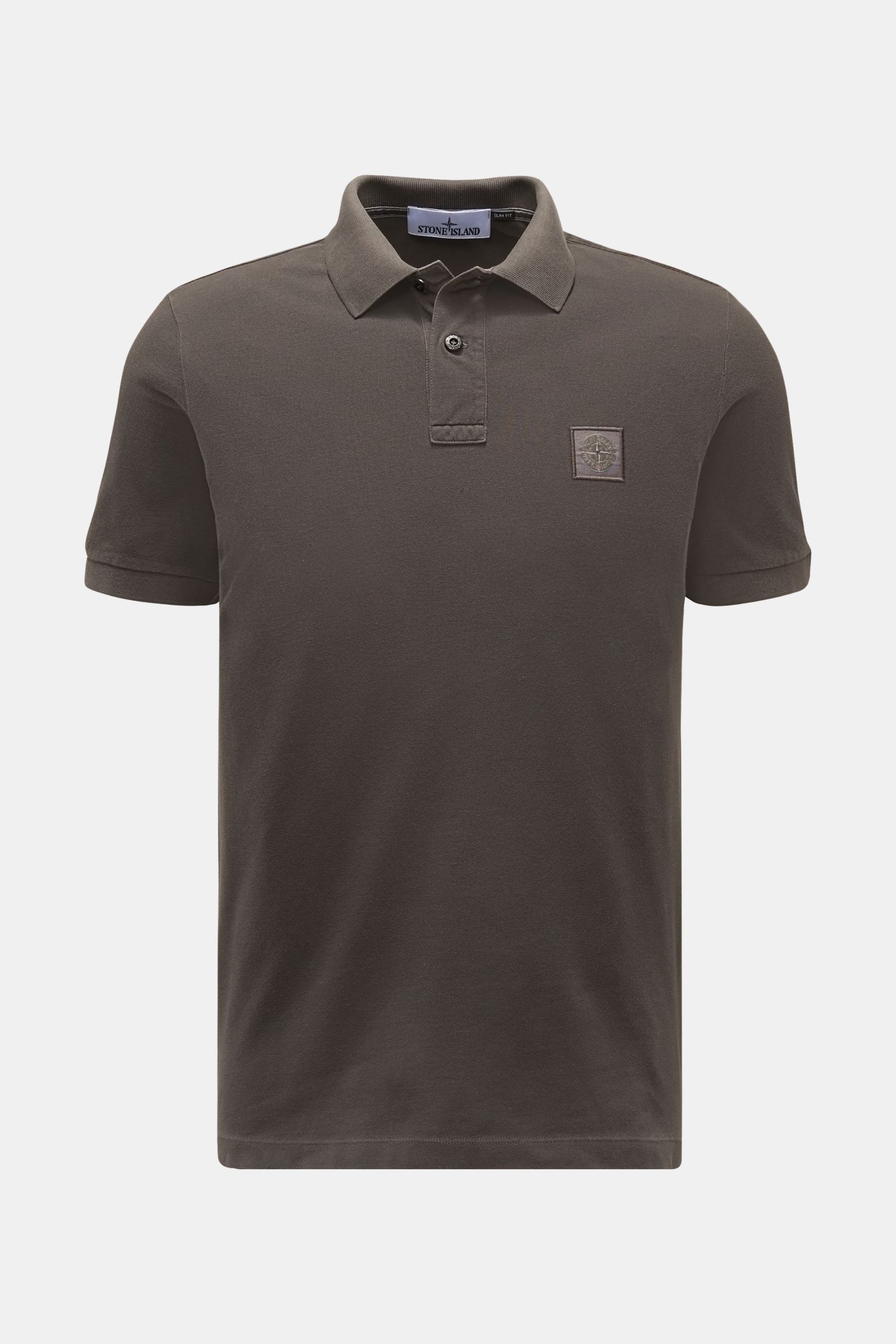 Stone Island Poloshirt dunkelgrau, frontal fotografiert, aus elastischer Baumwolle, Slim Fit mit Polokragen, Knopfleiste, Weblabel, elastischen Ärmelbündchen und Saumschlitzen.