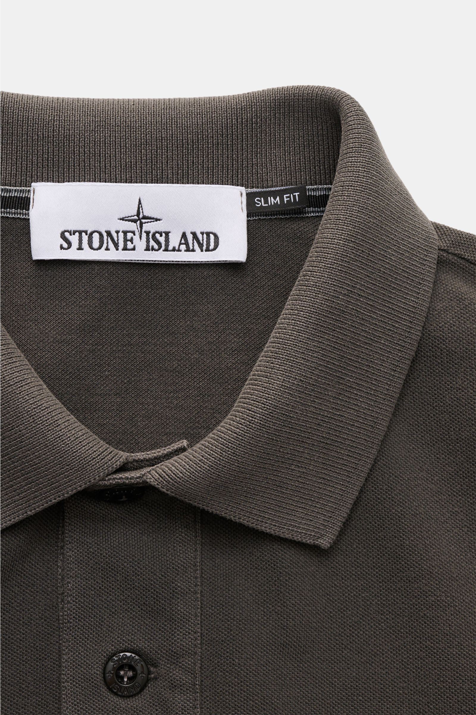 Stone Island Poloshirt dunkelgrau aus elastischer Baumwolle, Slim Fit, Piqué, Polokragen, Knopfleiste, Weblabel, elastische Bündchen, Saumschlitze, Front nah.