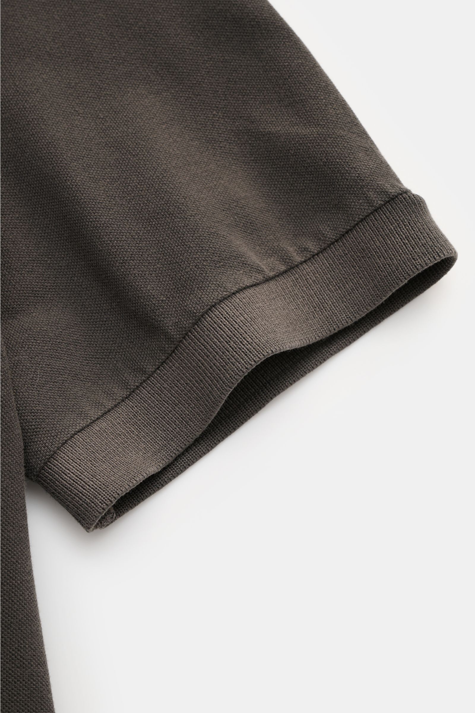 Stone Island Poloshirt dunkelgrau, Detailaufnahme des elastischen Ärmelbündchens aus weichem Piqué-Baumwollstoff, Slim Fit, von oben.