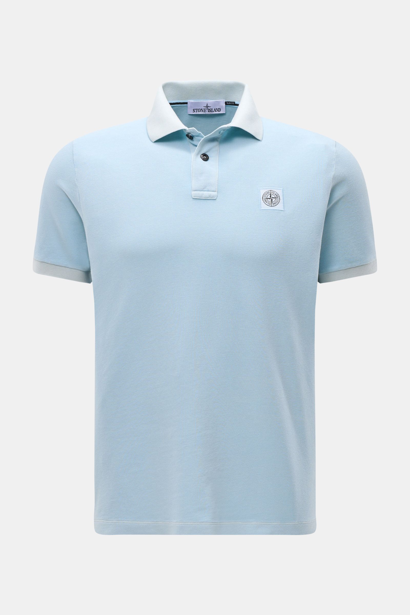 Stone Island Poloshirt hellblau aus Baumwoll-Piqué, Slim Fit, garment dyed, mit Polokragen, Zwei-Knopf-Leiste, Weblabel, flexible Ärmelbündchen, seitliche Saumschlitze, Frontansicht.