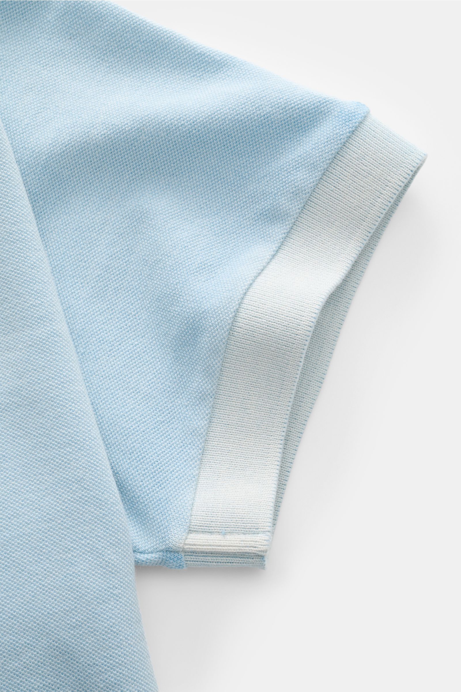 Stone Island Poloshirt hellblau, Nahaufnahme des kurzärmligen Baumwoll-Piqué-Stoffs mit flexiblem Ärmelbündchen aus Slim Fit.