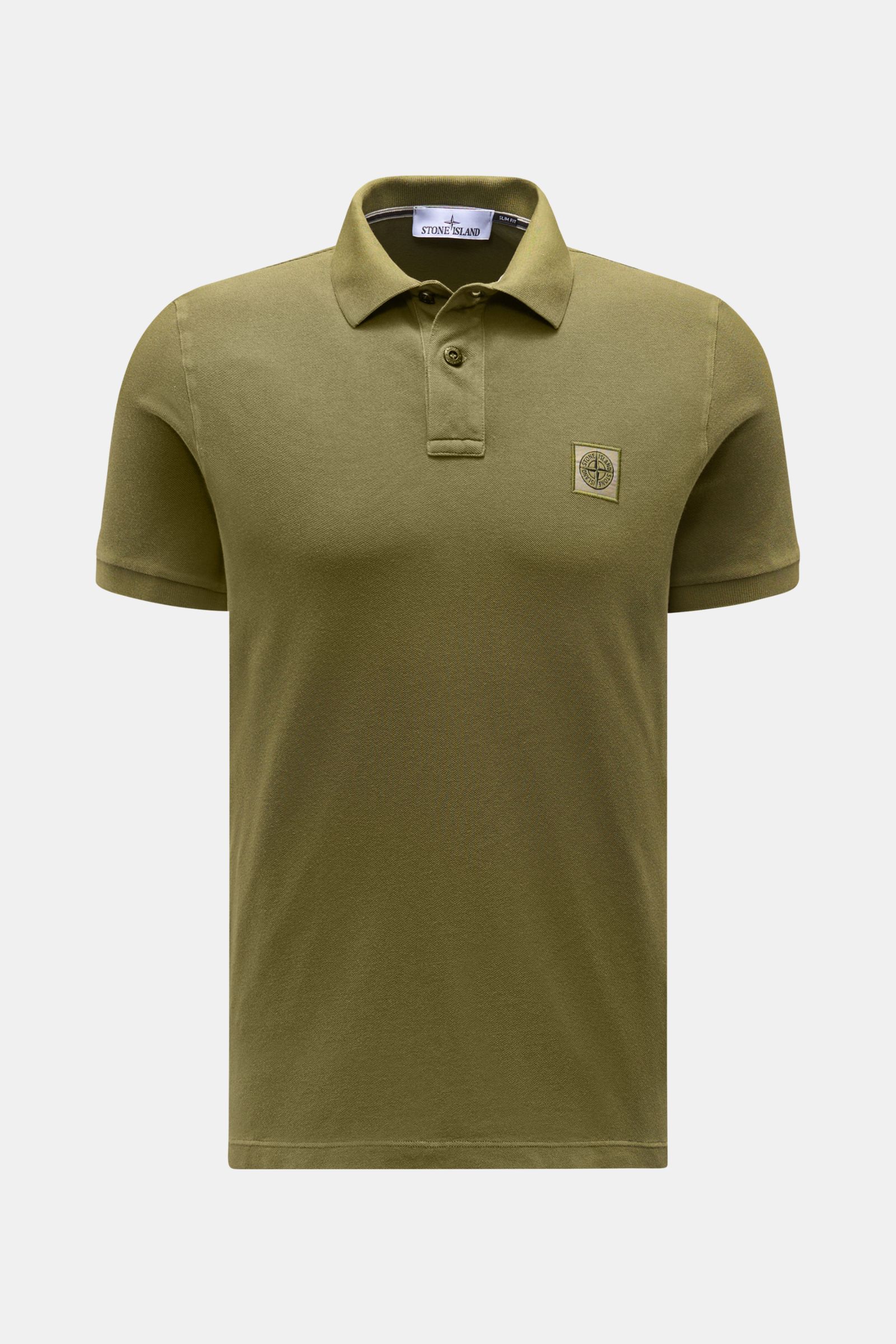 Stone Island Poloshirt oliv, sportives Baumwoll-Piqué, Slim Fit, Polokragen, Zwei-Knopf-Leiste, Weblabel, flexible Ärmel, Saumschlitze, frontale Ansicht.