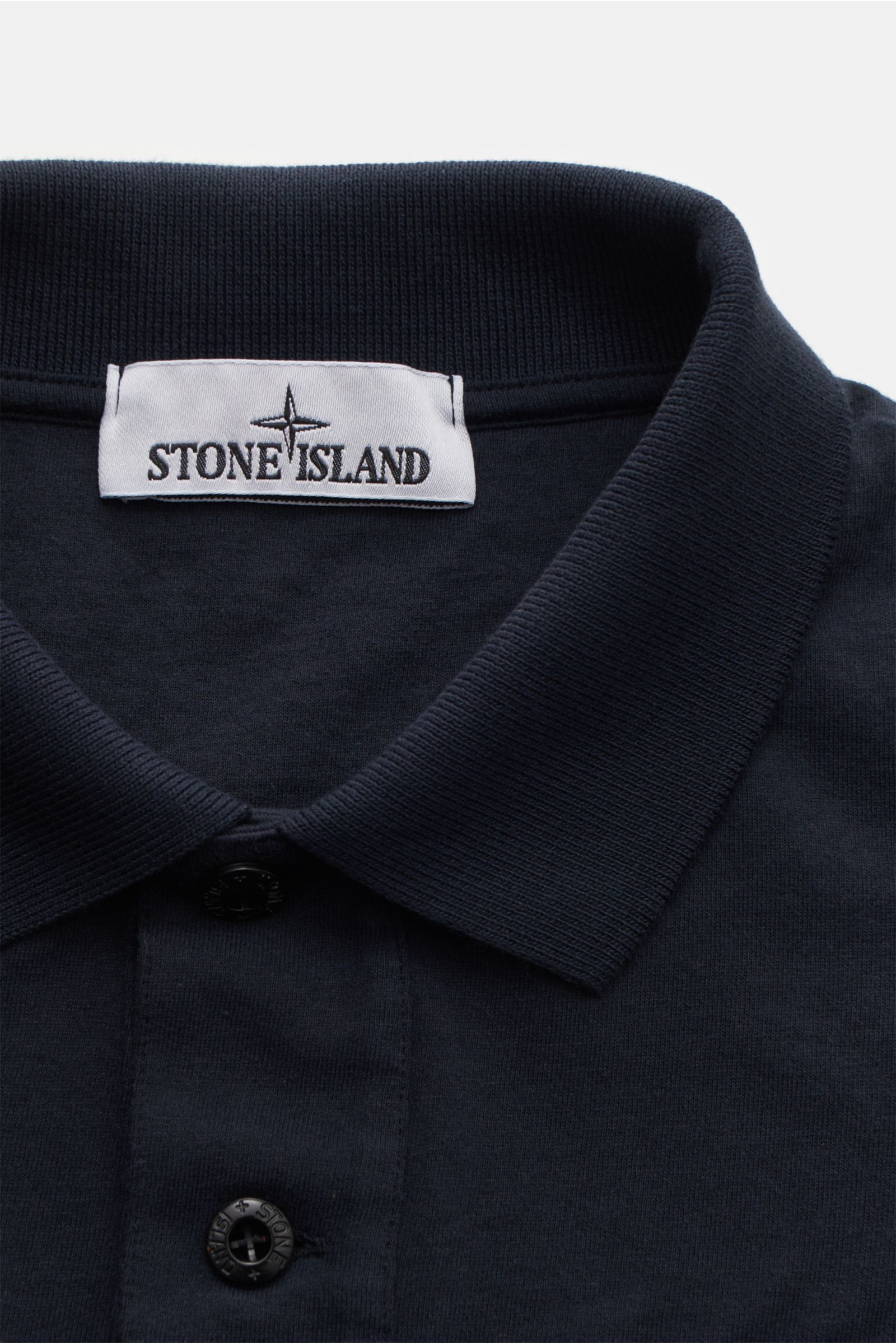 Stone Island Jersey-Poloshirt navy shown from a close-up front perspective, highlighting the typical polo collar and two-button placket. Das leichte Poloshirt ist ein Must-have in der sportiven Herrengarderobe: Aus Baumwoll-Jersey gefertigt komplettiert d