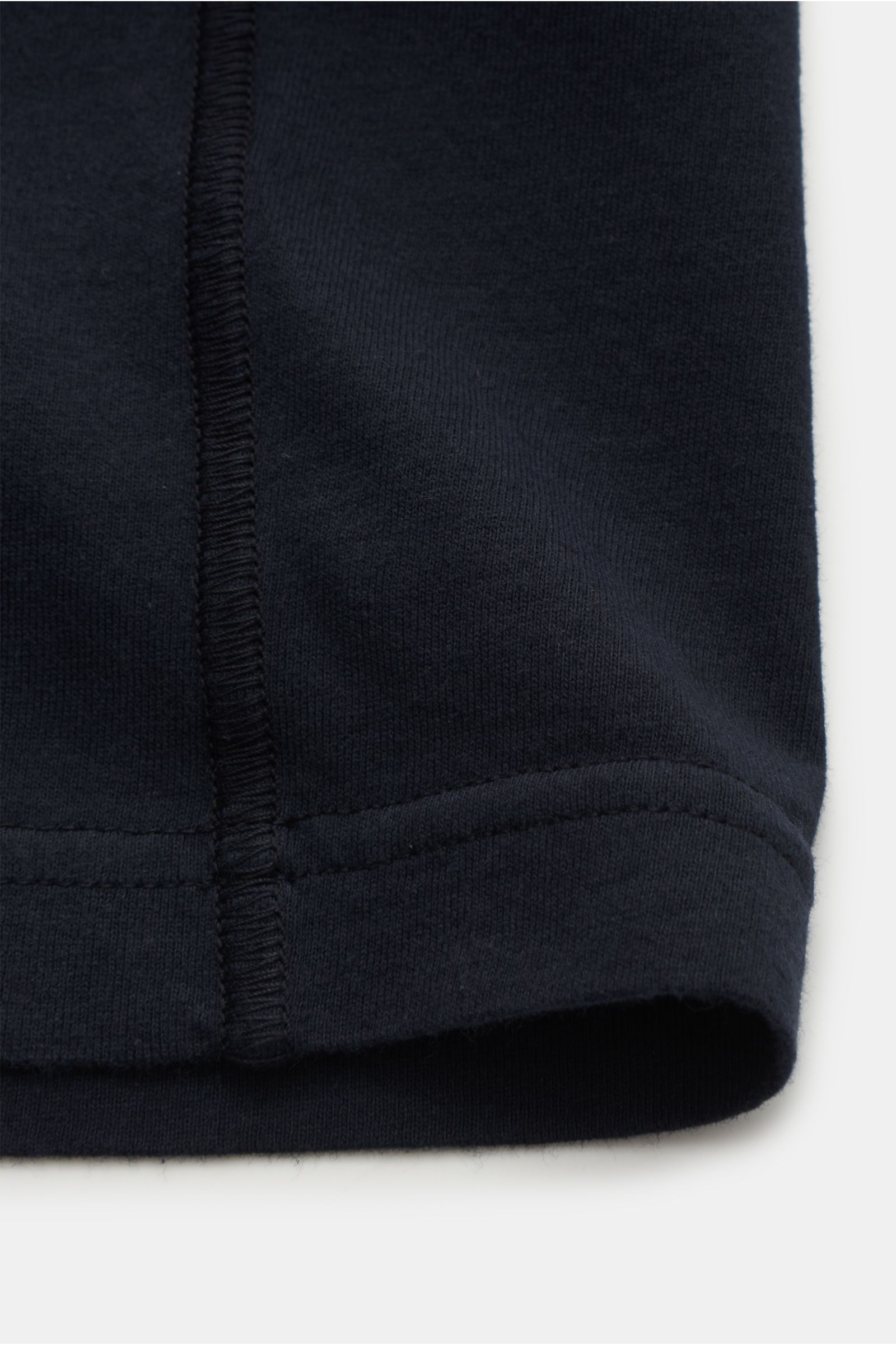 Close-up view of the hem and seam of the Stone Island Jersey-Poloshirt navy, showcasing pure cotton jersey fabric and fine stitching.

Description: Das leichte Poloshirt ist ein Must-have in der sportiven Herrengarderobe: Aus Baumwoll-Jersey gefertigt 