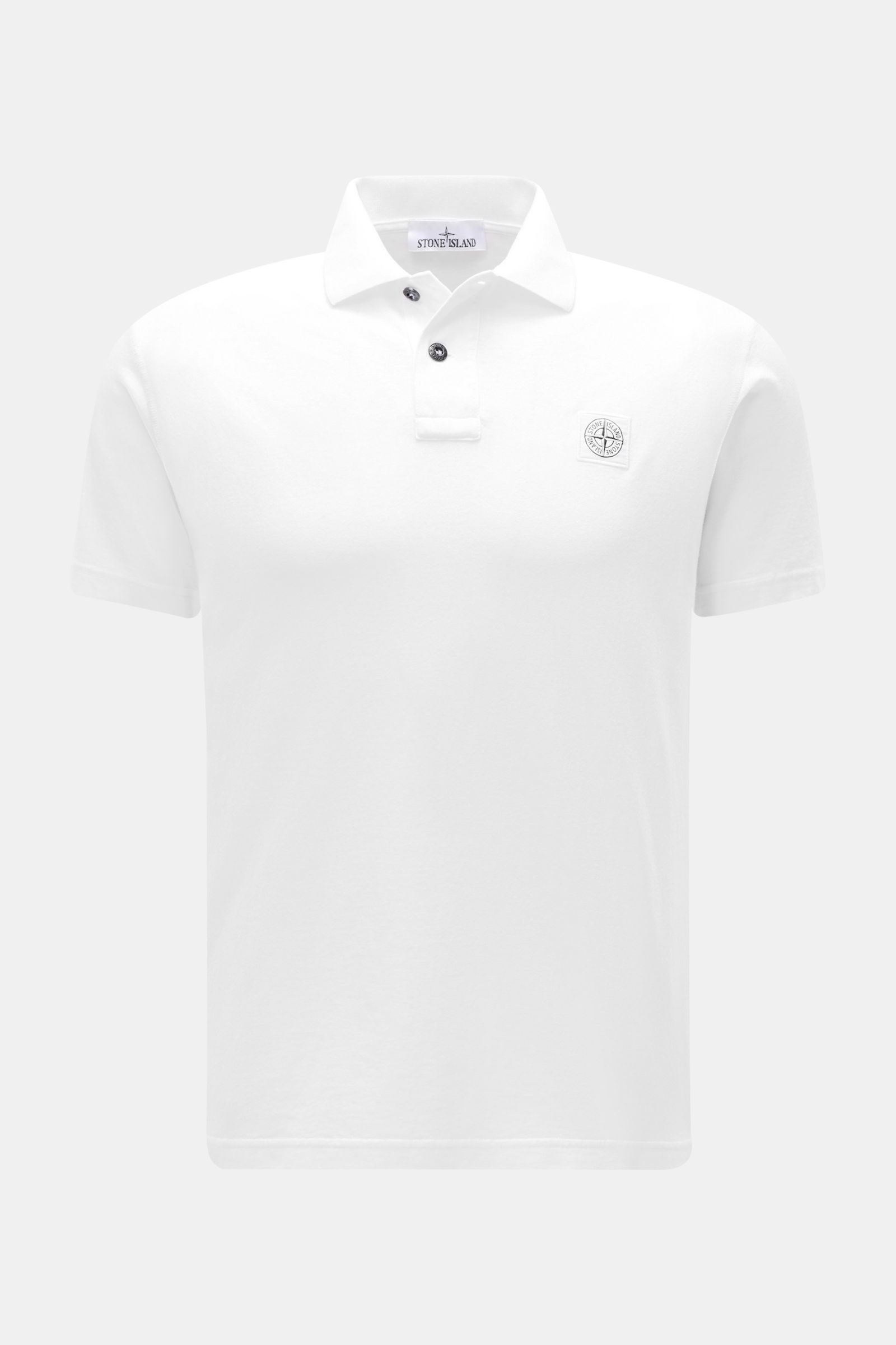 Stone Island Jersey-Poloshirt weiß, Slim Fit, Baumwoll-Jersey, weicher Griff, Polokragen, Zwei-Knopf-Leiste, Weblabel, frontal fotografiert.