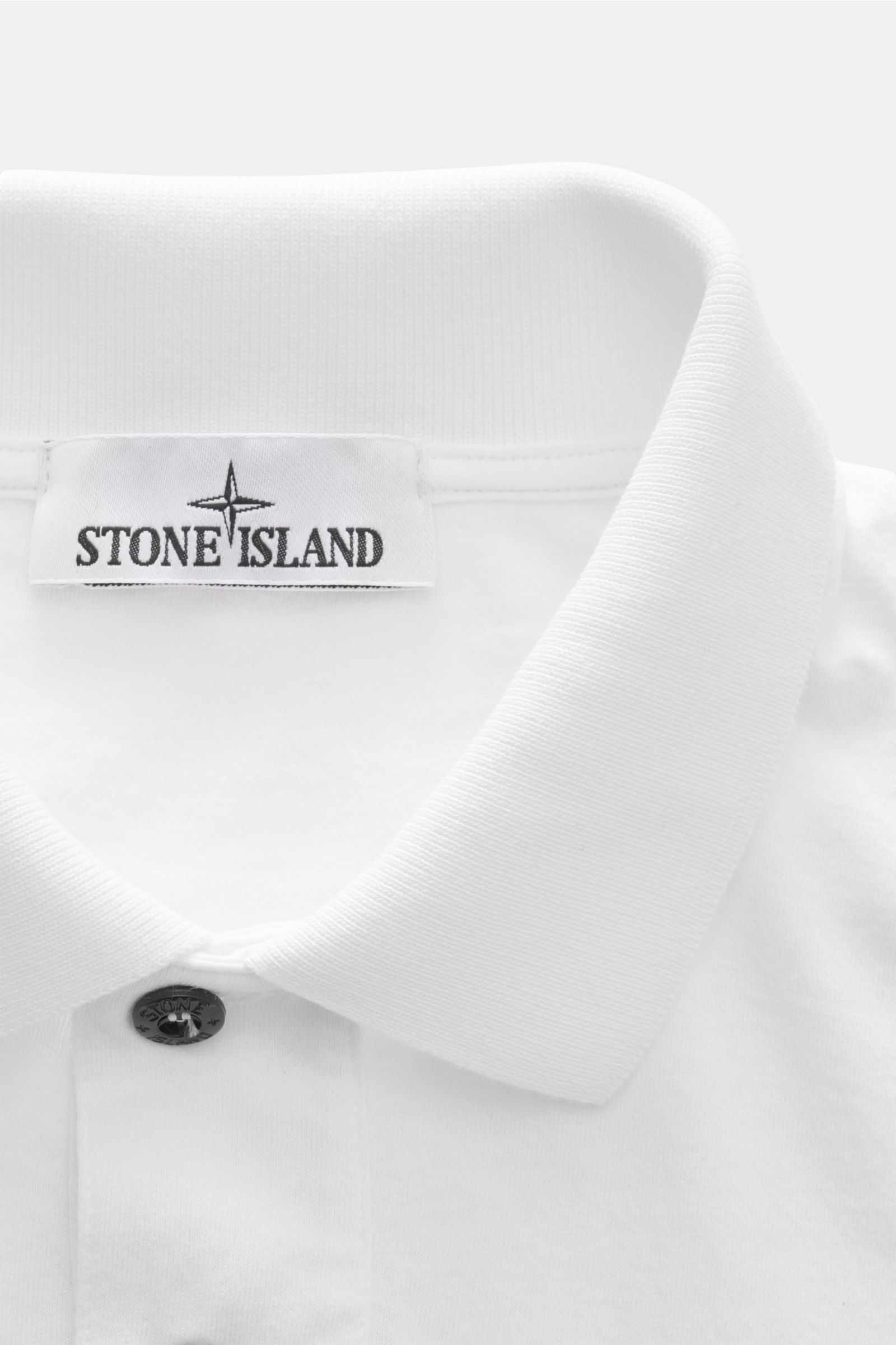 Stone Island Jersey-Poloshirt weiß, Slim Fit, weicher Baumwoll-Jersey, Polo-Kragen, Zwei-Knopf-Leiste, Detailansicht von oben frontal.