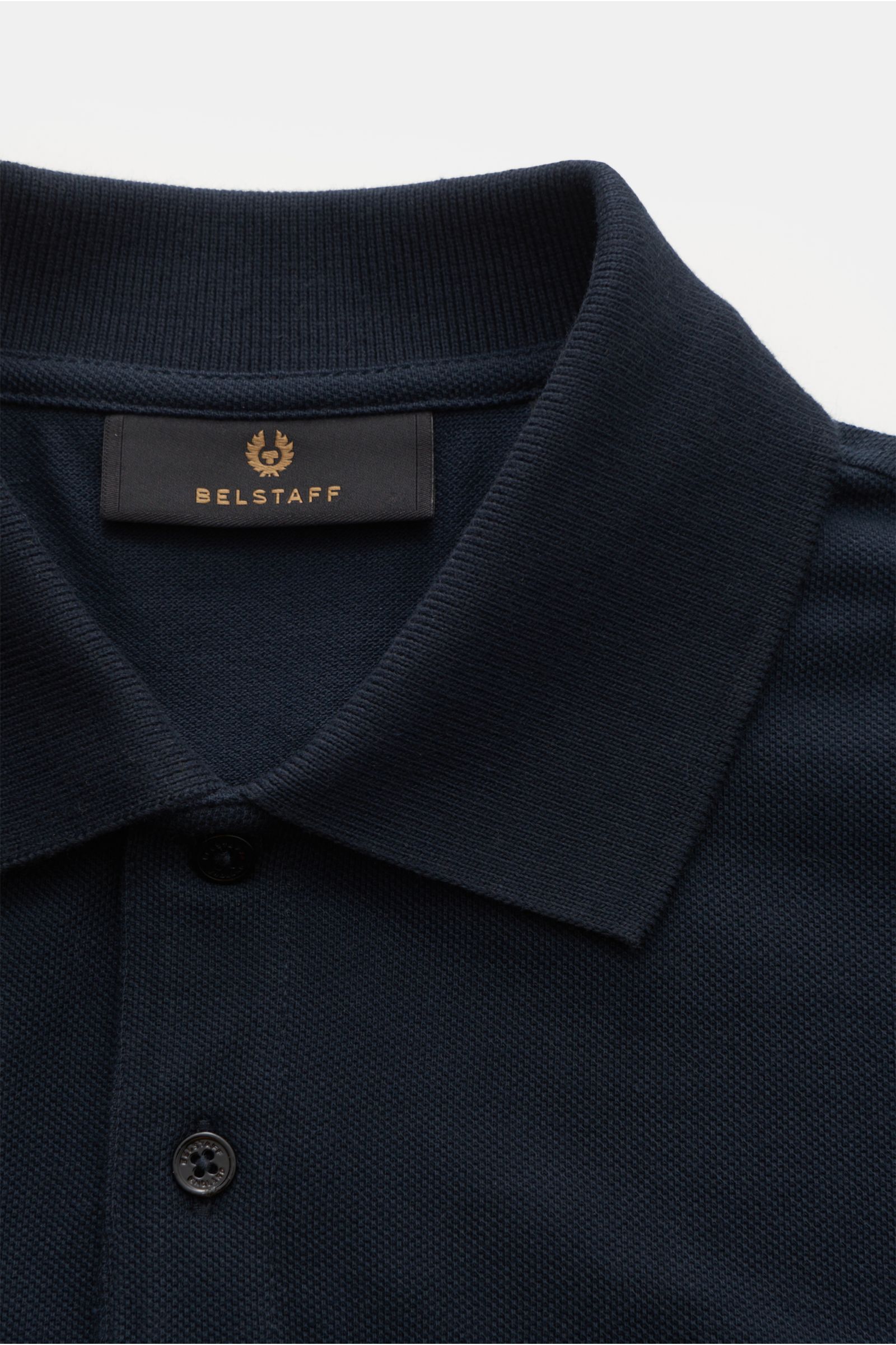 Belstaff Poloshirt navy, Nahaufnahme von oben, Piqué aus reiner Baumwolle, Slim Fit, zwei-Knopf-Leiste, klassischer Polokragen, BELSTAFF-Weblabel.