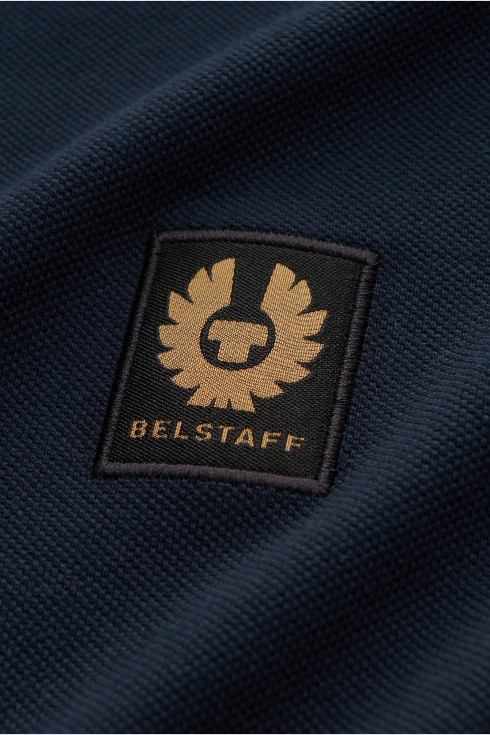 Belstaff Poloshirt navy aus reiner Baumwolle mit leicht strukturierter Oberfläche, BELSTAFF-Weblabel auf der Brust, Detailfoto aus Nahaufnahme.