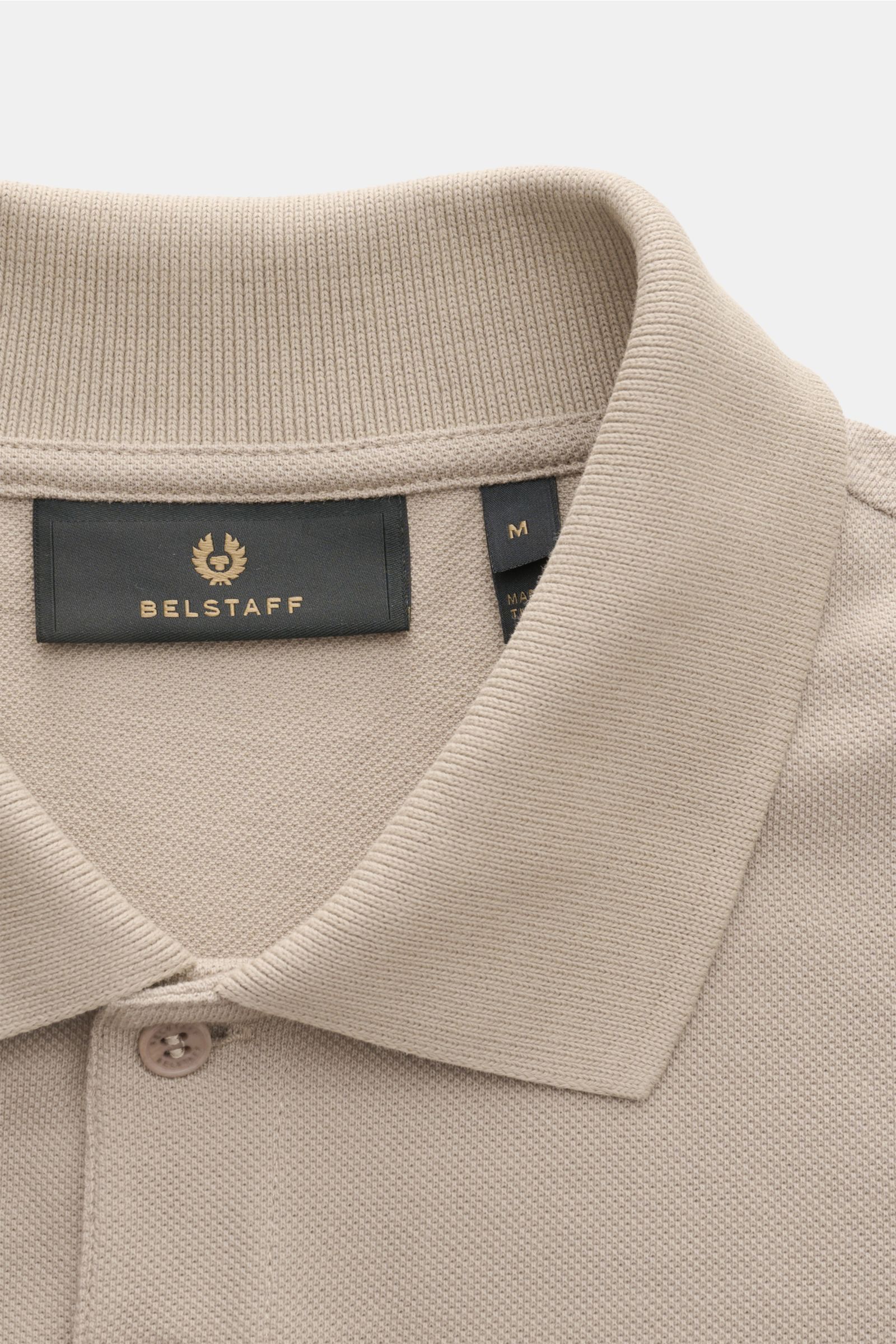 Belstaff Poloshirt taupe, Nahaufnahme von oben, Piqué aus Baumwolle, Slim Fit, klassischer Polokragen, Zwei-Knopf-Leiste, BELSTAFF-Weblabel.