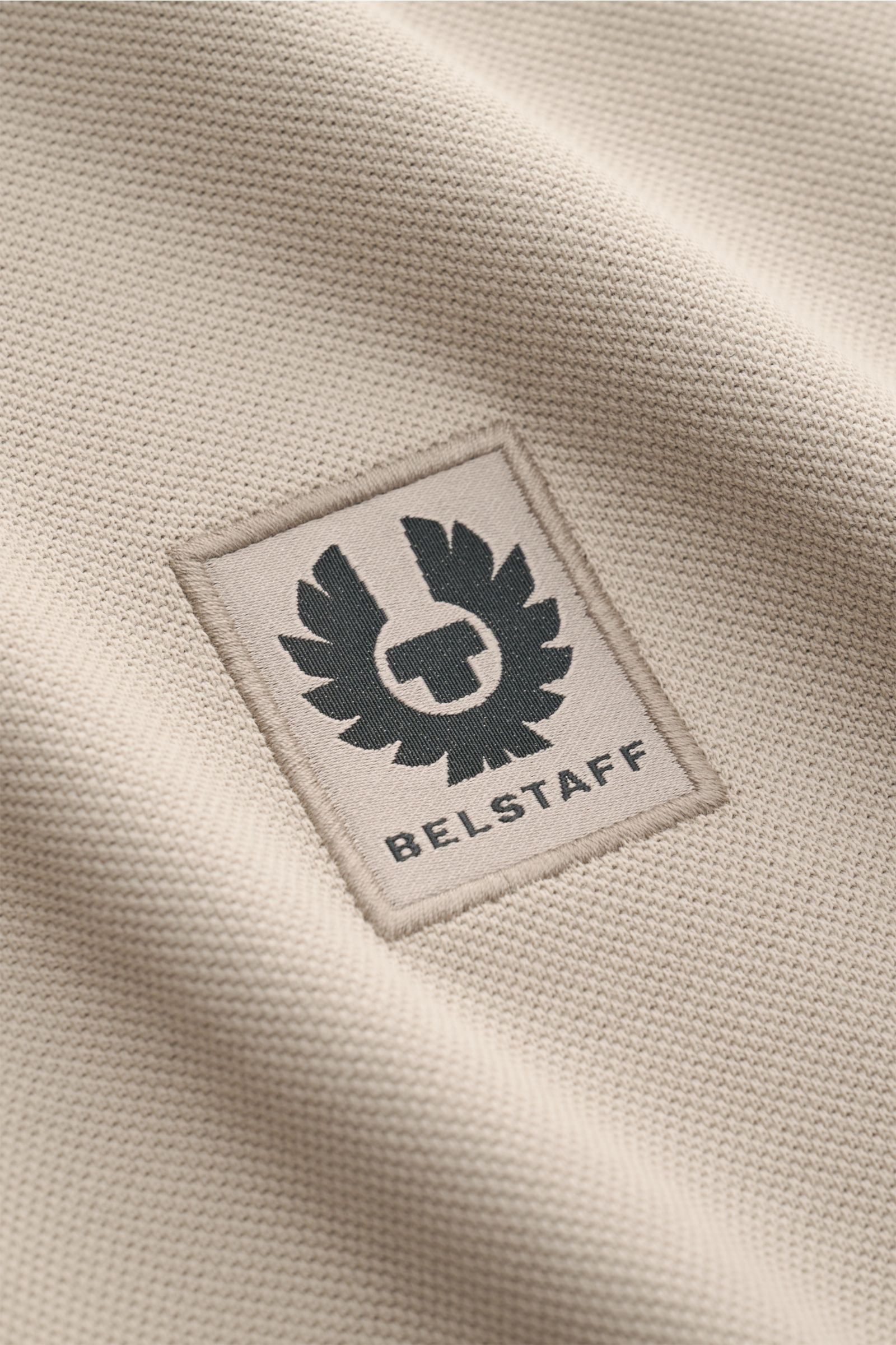 Nahaufnahme des BELSTAFF-Weblabels auf dem Belstaff Poloshirt taupe aus Piqué-Baumwolle mit leicht strukturierter Oberfläche.