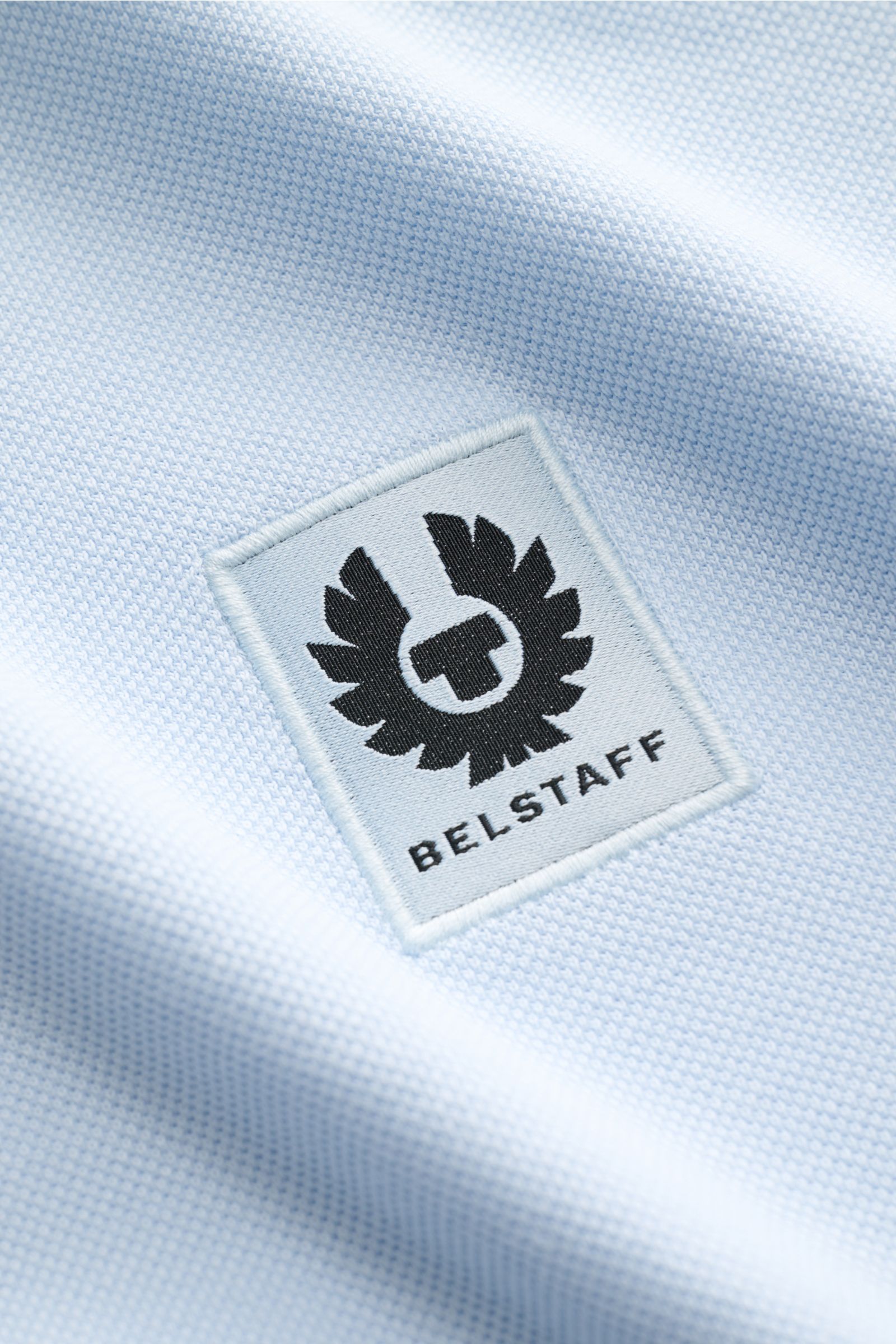 Belstaff Poloshirt hellblau, Nahaufnahme des BELSTAFF-Weblabels auf Piqué aus reiner Baumwolle mit leicht strukturiertem Griff.