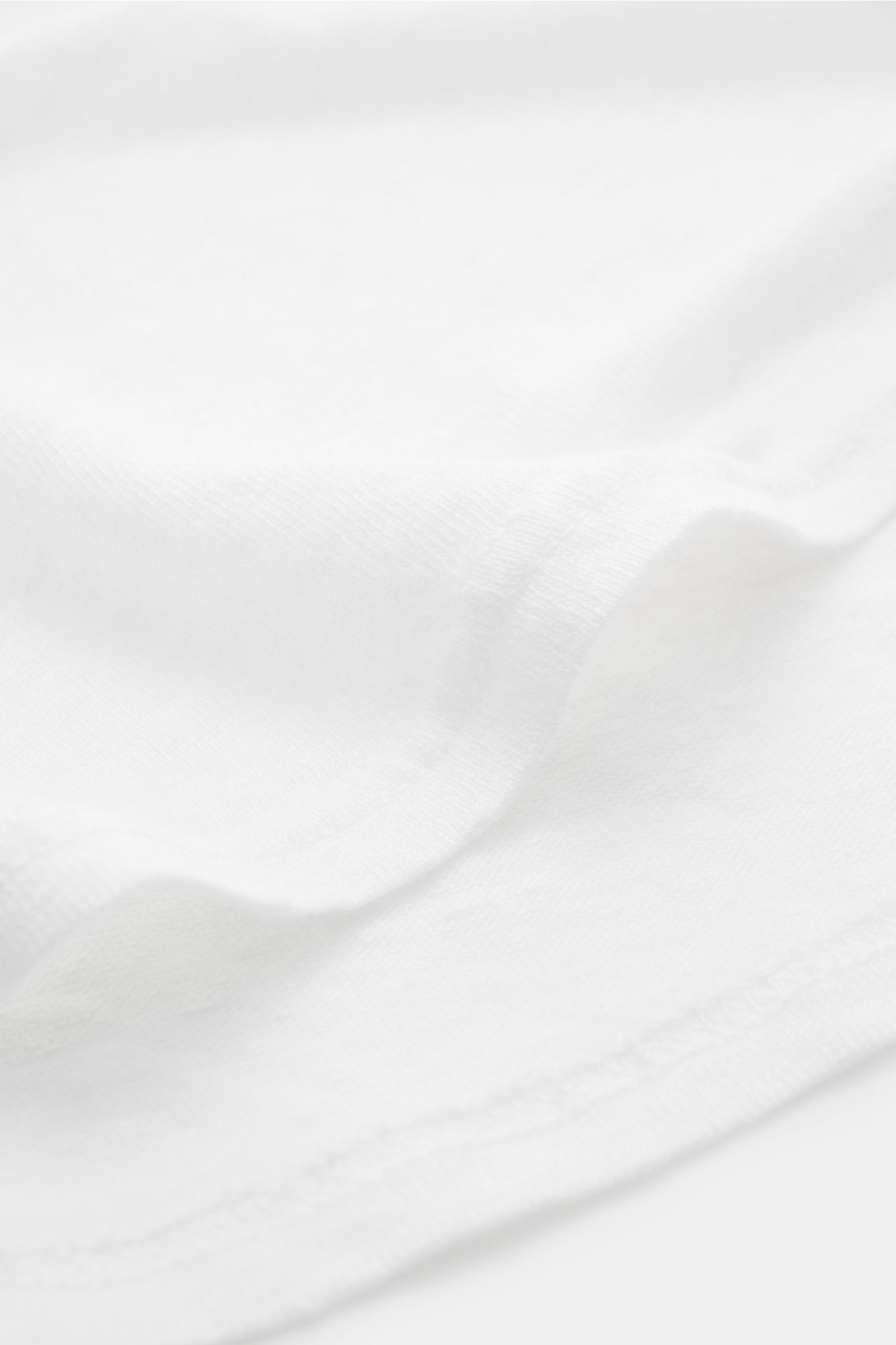 Weißes 04651/ A trip in a bag Leinen Jersey-Poloshirt, slim fit, garment dyed, elastisch, mit Kragen und Drei-Knopf-Leiste, Detailfoto aus Nahaufnahme.