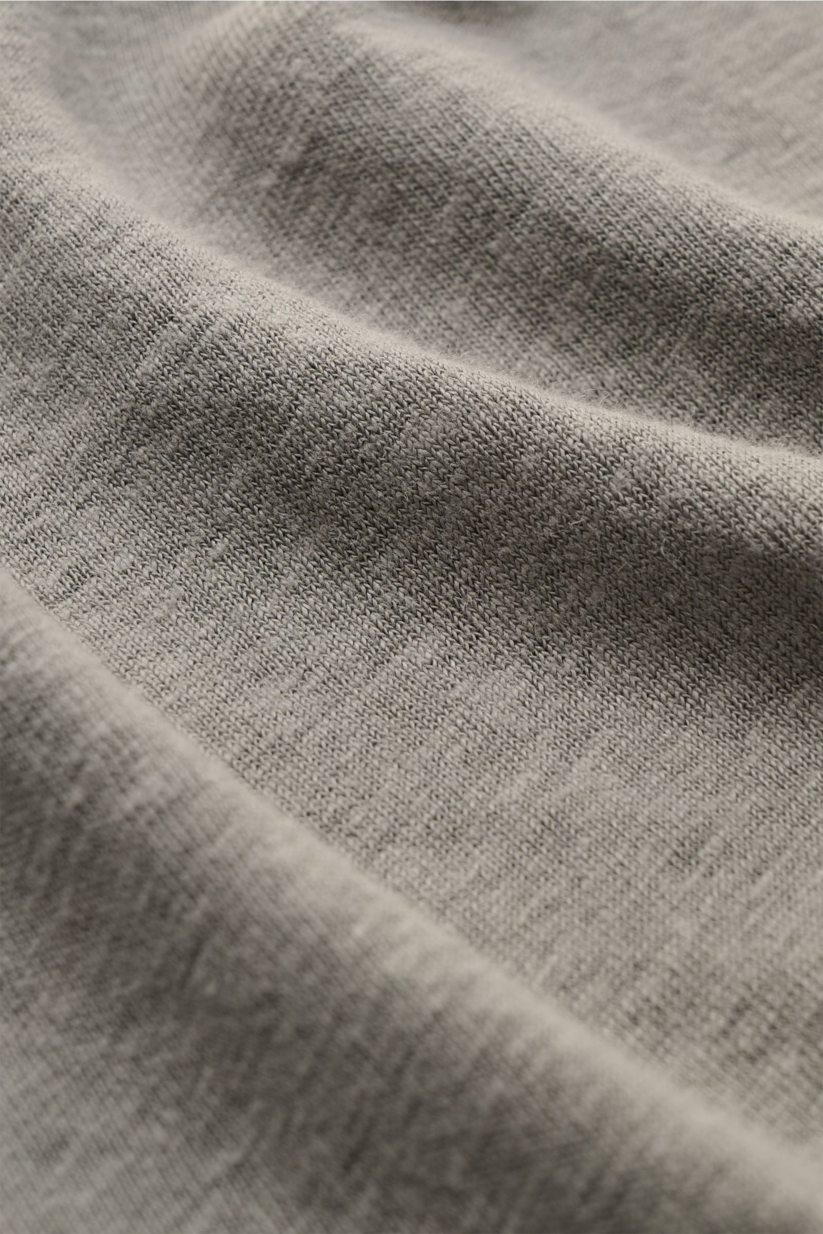 Nahaufnahme des stückgefärbten Leinen Jersey-Stoffs des 04651/ A trip in a bag Leinen Jersey-Poloshirts graugrün, elastisch, glatt, atmungsaktiv.