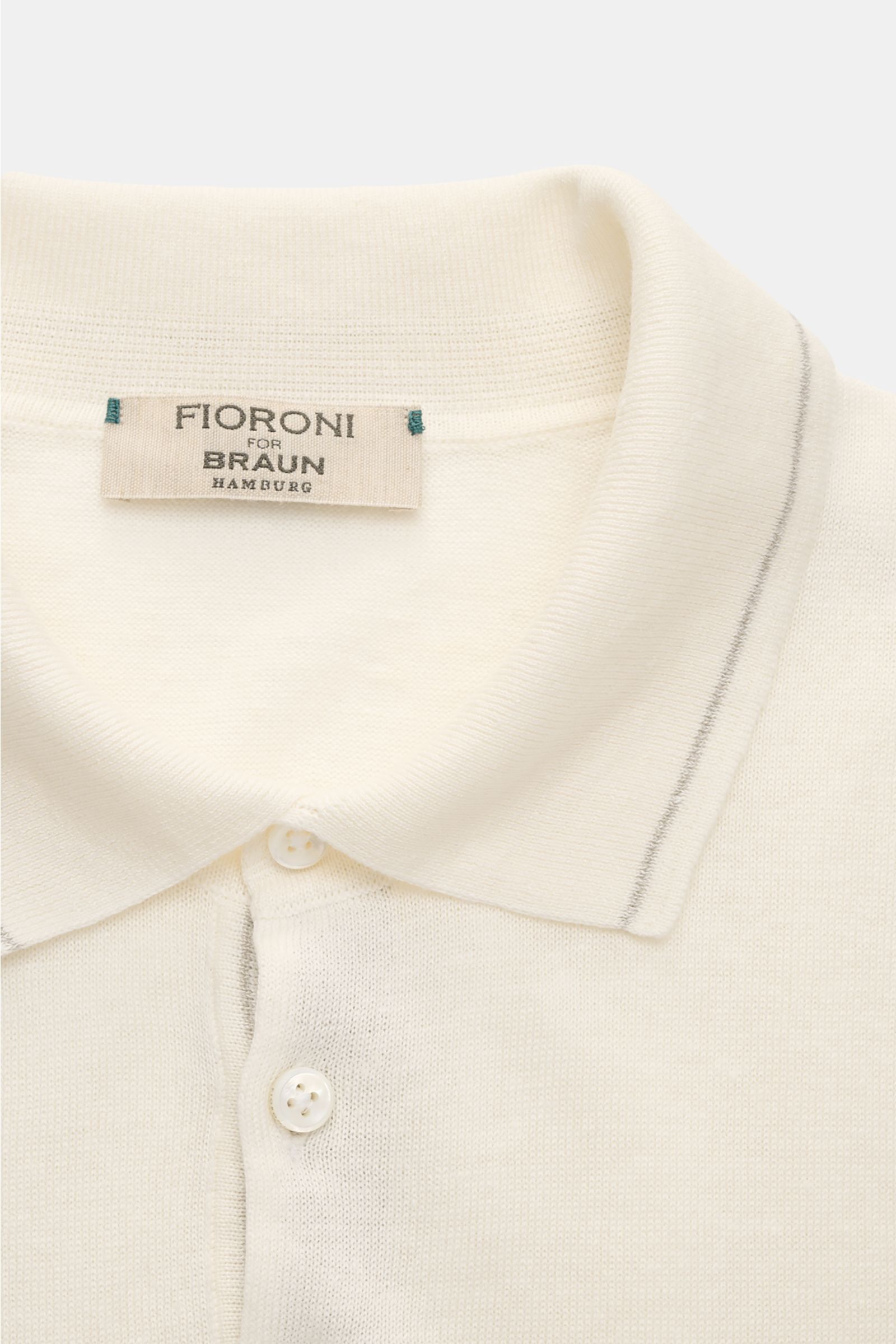 Close-up front view of Fioroni Short sleeve knit polo cream showcasing dress-shirt collar, three-button placket, and fine linen-cotton knit.

Summery luxury: This short-sleeved knit polo by FIORONI embodies the finest Italian knitwear artisanship and i