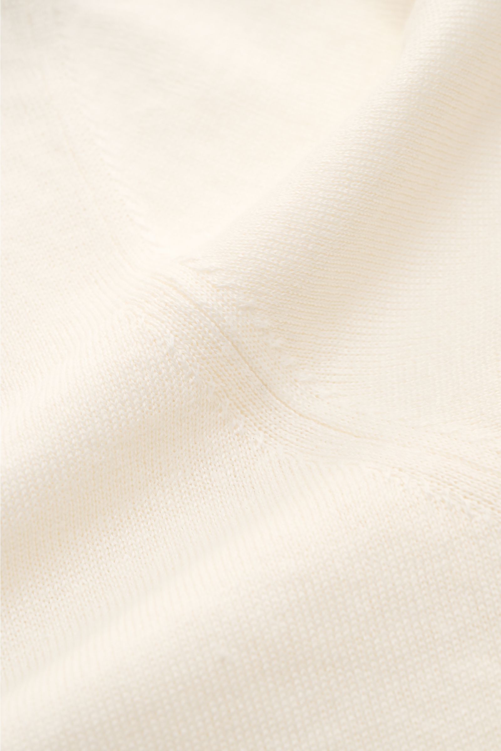Close-up front view of Fioroni Short sleeve knit polo cream showing fine, airy knit texture in lightweight linen and cotton blend fabric.

Summery luxury: This short-sleeved knit polo by FIORONI embodies the finest Italian knitwear artisanship and impr