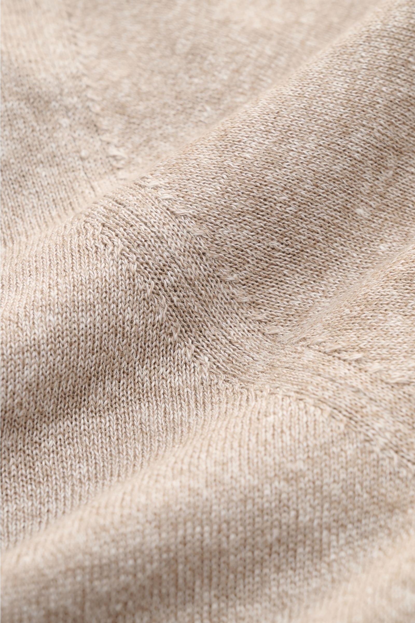 Close-up, detailed view of the fine, airy knit fabric in beige mottled tones of the Fioroni Short sleeve knit polo beige mottled, showcasing the linen and cotton blend texture from a top-down perspective.

Summery luxury: This short-sleeved knit polo b