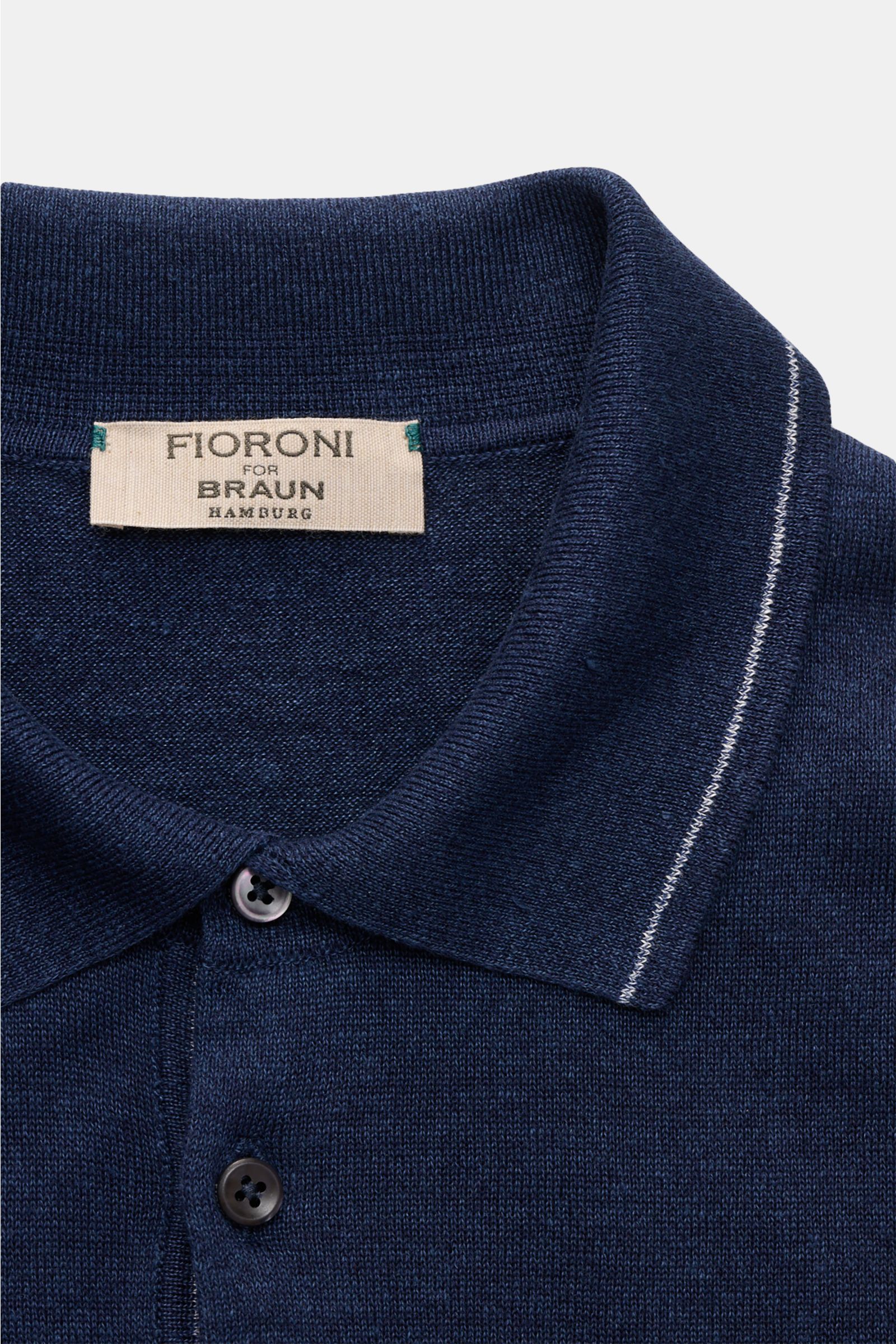 Close-up front view of the Fioroni Short sleeve knit polo shirt navy, featuring a dress-shirt collar, three-button placket, and fine linen-cotton blend knit.

Summery luxury: This short-sleeved knit polo by FIORONI embodies the finest Italian knitwear 