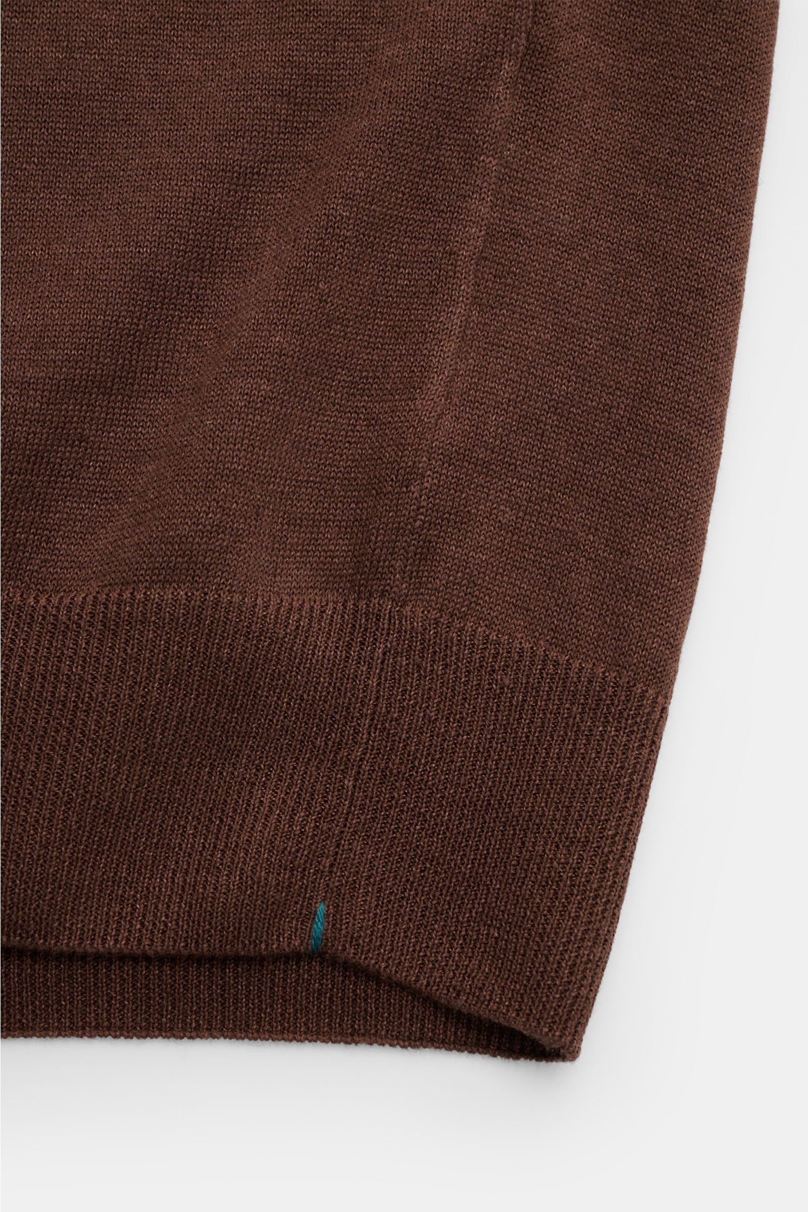 Close-up view of the lower hem and knit texture of the Fioroni Short sleeve knit polo dark brown, showing its fine, airy linen and cotton blend with flexible ribbed bands.

Description: Summery luxury: This short-sleeved knit polo by FIORONI embodies t