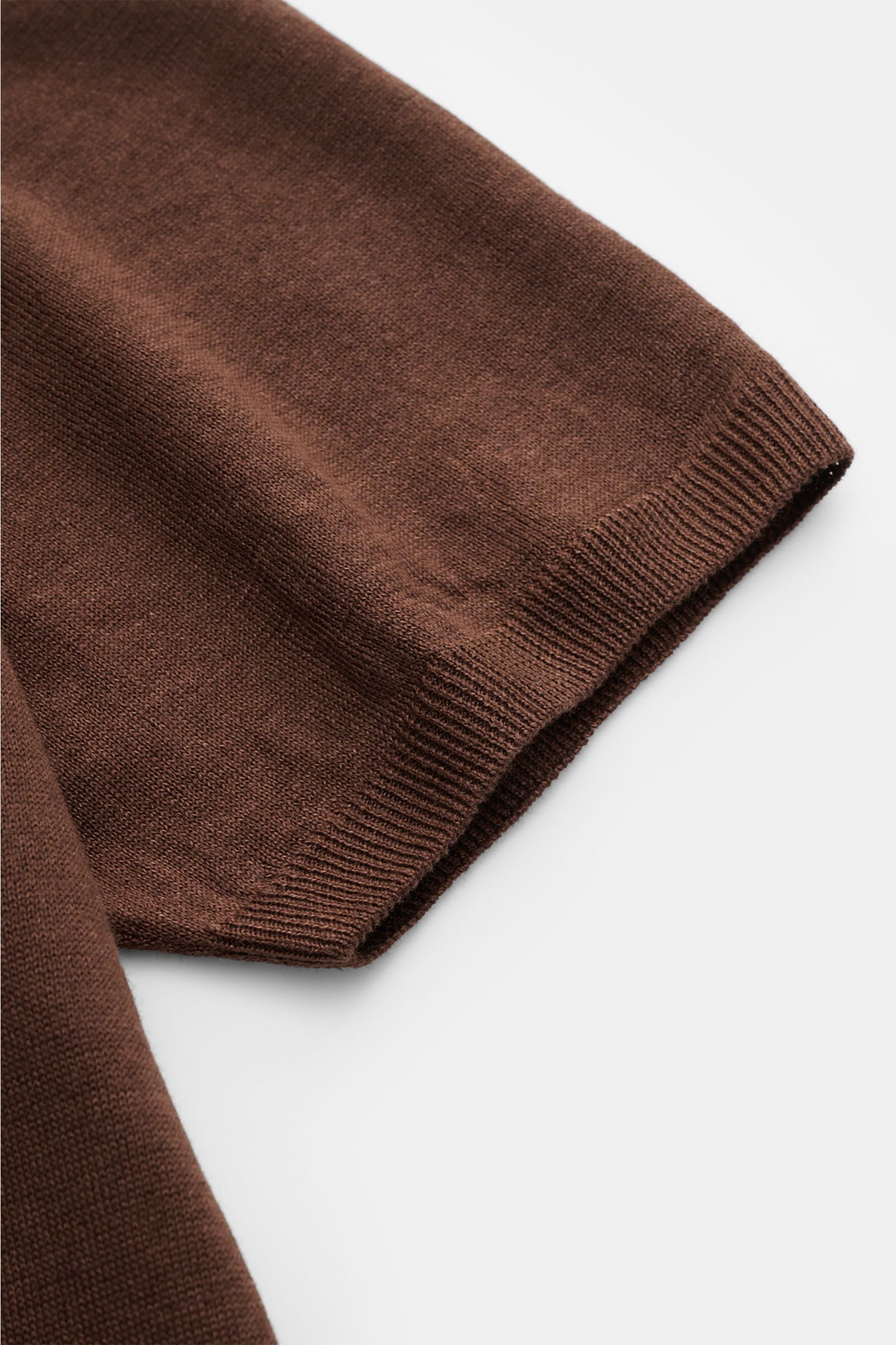 Close-up angled view of the sleeve hem of the Fioroni Short sleeve knit polo dark brown, showcasing fine linen and cotton knit texture.

Description: Summery luxury: This short-sleeved knit polo by FIORONI embodies the finest Italian knitwear artisansh