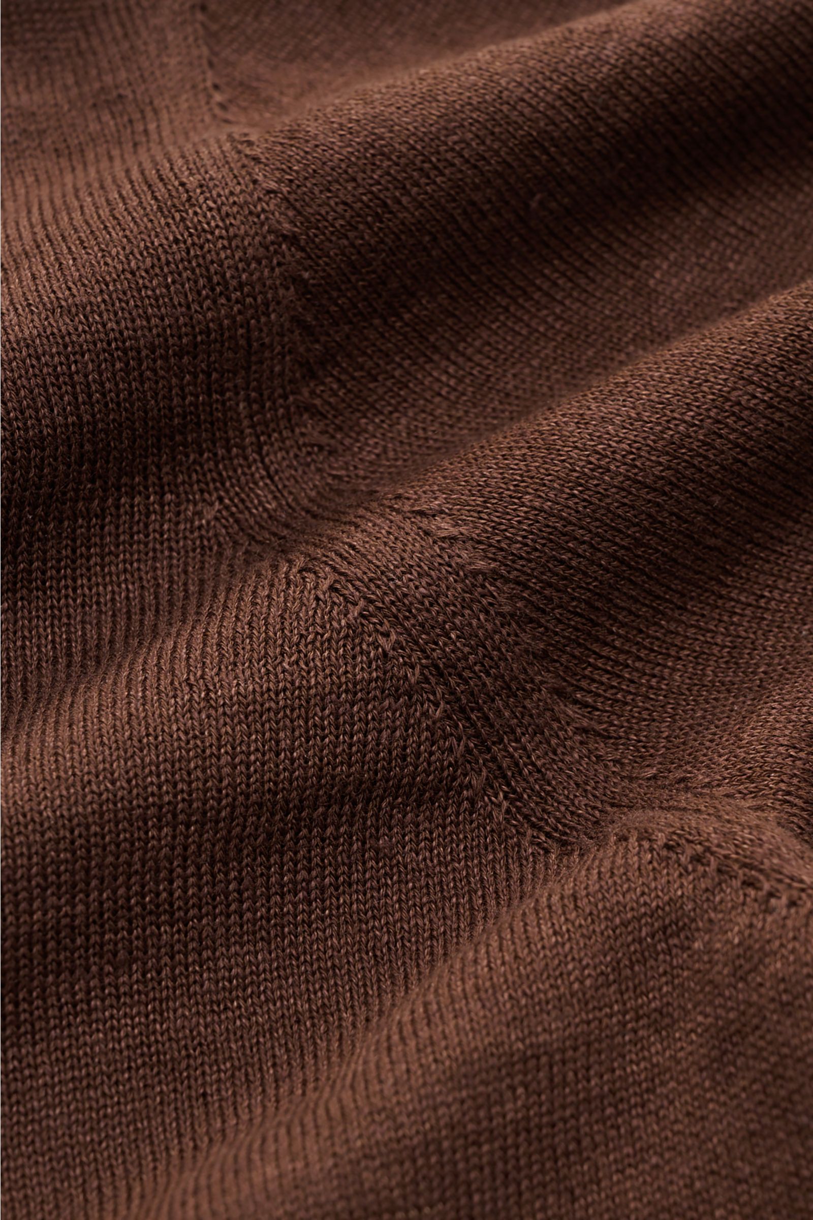 Close-up front view of Fioroni Short sleeve knit polo dark brown showing fine, airy knit texture and soft linen-cotton blend fabric.

Summery luxury: This short-sleeved knit polo by FIORONI embodies the finest Italian knitwear artisanship and impresses