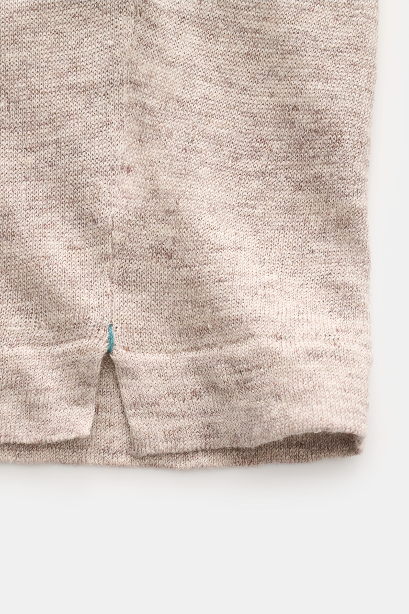 Close-up view of the lower hem of the Fioroni Linen short sleeve knit polo beige/brown mottled, showing fine, airy knit with slightly robust texture and narrow bands.

Summery lightness by FIORINI: This short sleeve knit polo embodies the best Italian 