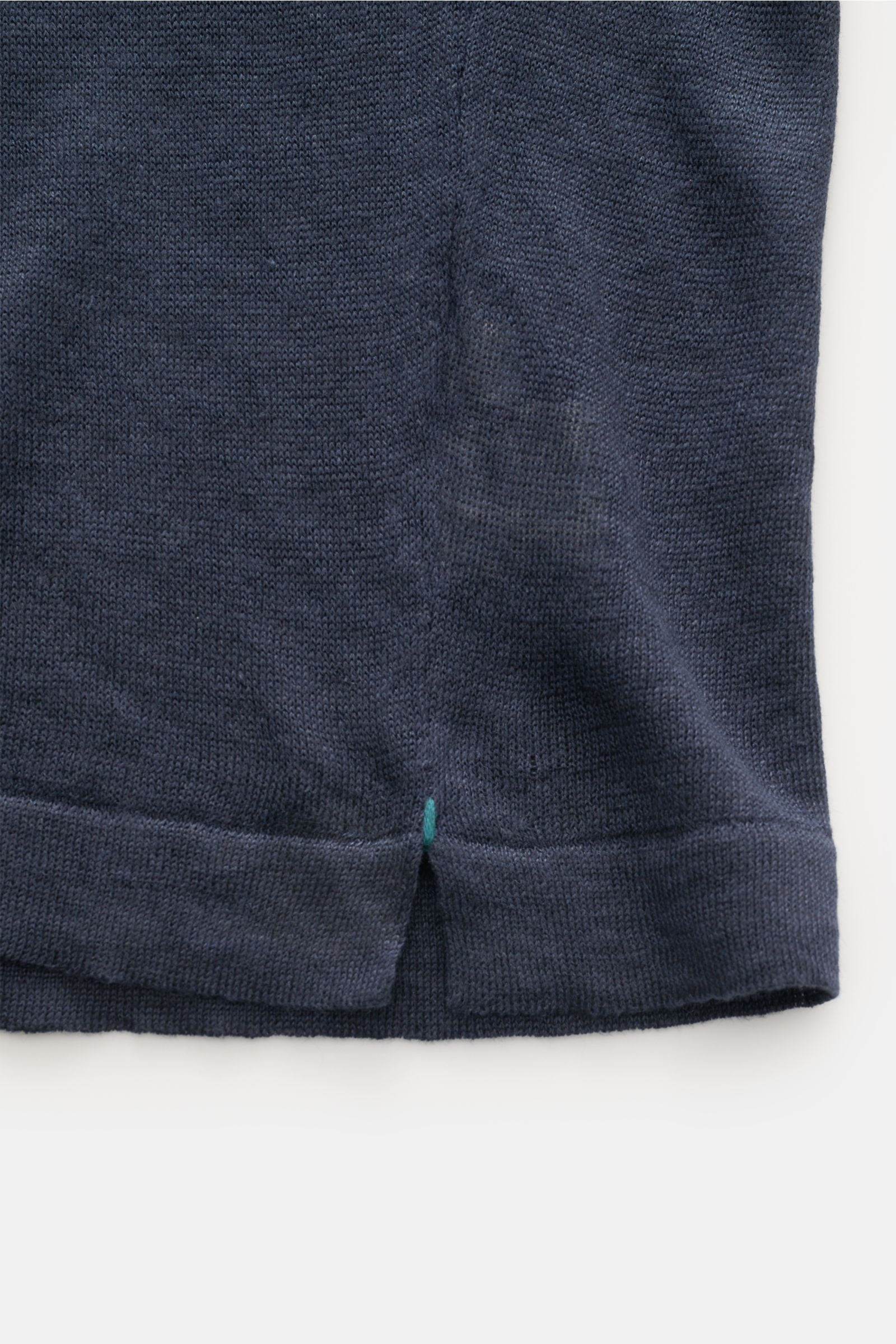 Close-up view of the lower hem of the Fioroni Linen short sleeve knit polo navy mottled, showing fine, airy pure linen knit with narrow bands and a small side slit.

Summery lightness by FIORINI: This short sleeve knit polo embodies the best Italian qu