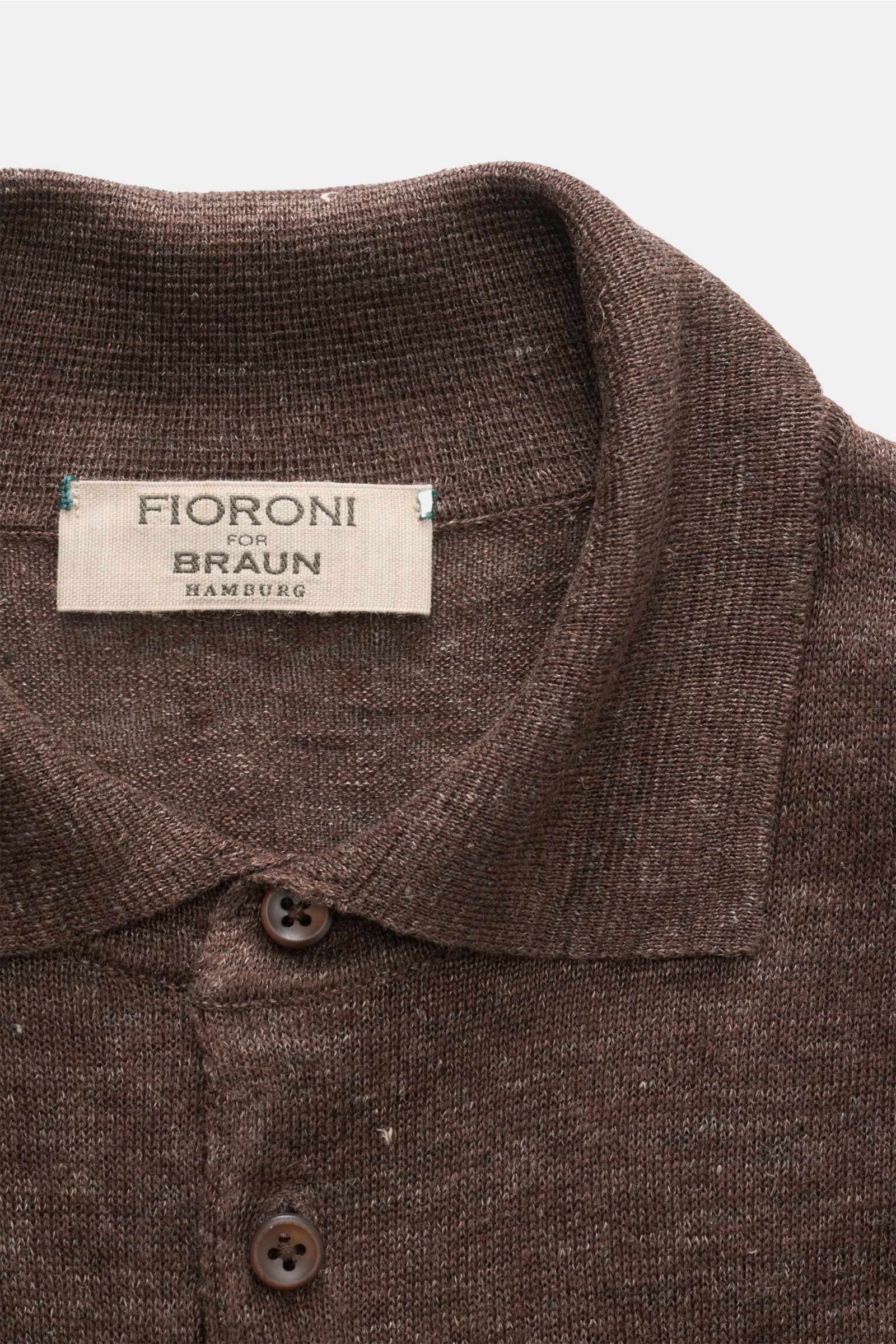 Close-up front view of Fioroni Linen short sleeve knit polo shirt brown mottled showcasing fine airy knit, dress-shirt collar, and three-button placket.

Summery lightness by FIORINI: This short sleeve knit polo embodies the best Italian quality and is