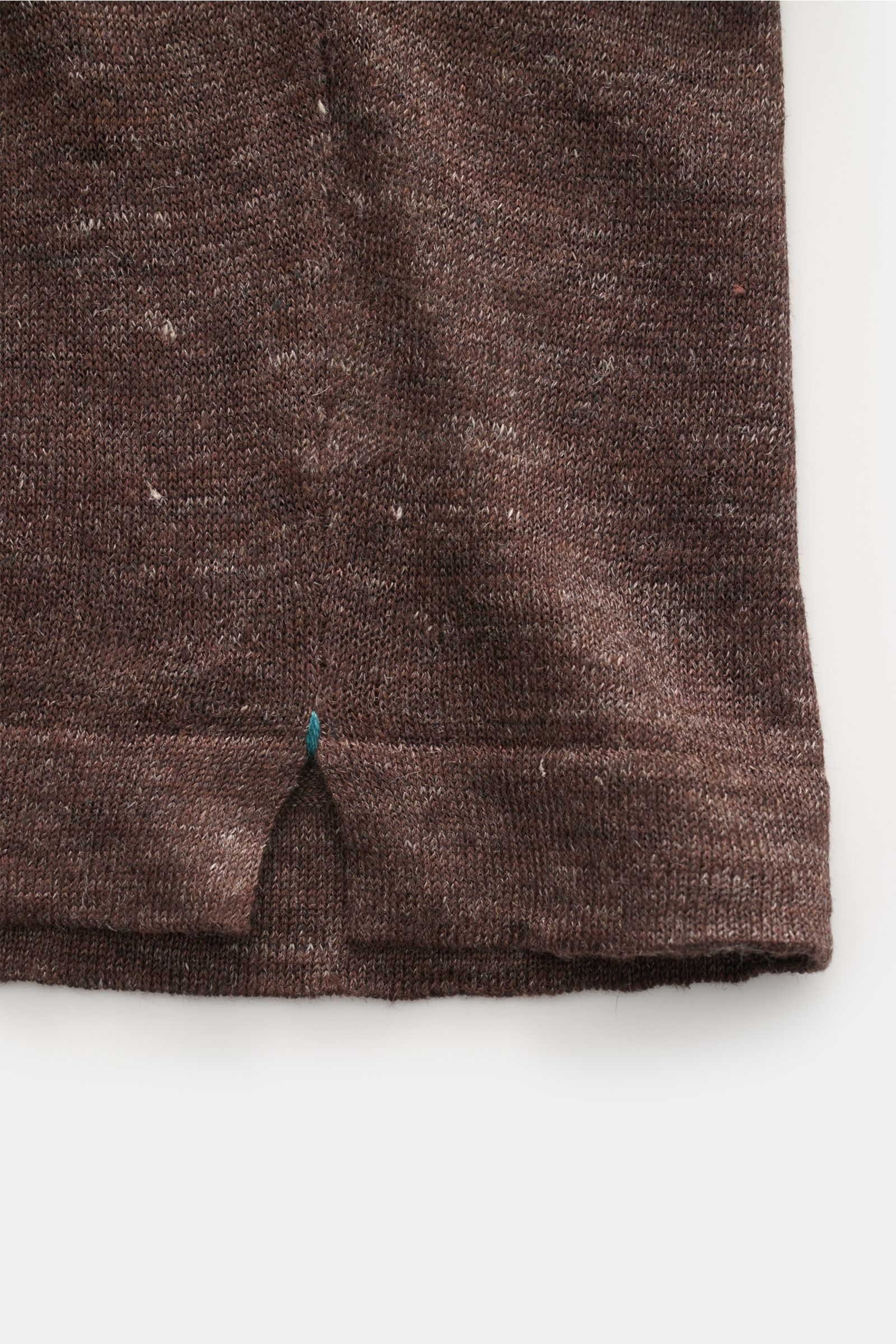 Close-up bottom hem view of Fioroni Linen short sleeve knit polo shirt brown mottled showing fine, airy knit and narrow bands.

Summery lightness by FIORINI: This short sleeve knit polo embodies the best Italian quality and is made of pure linen to kee